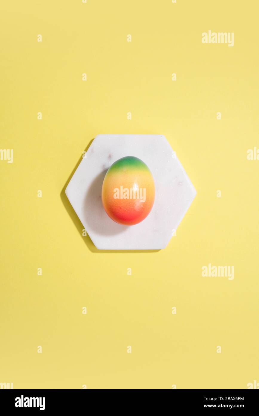 Uova dipinte su sfondo color pastello. Foto Stock
