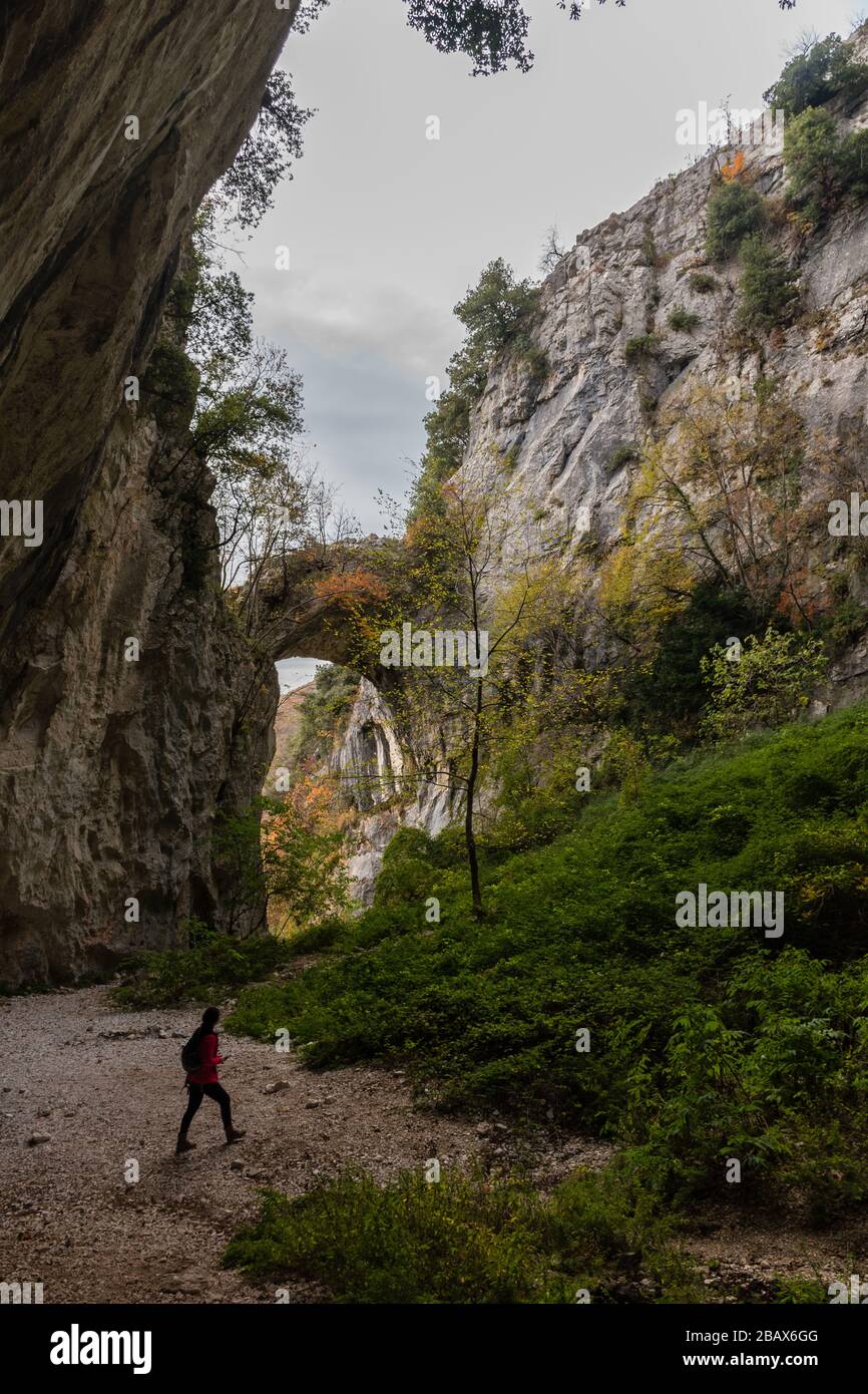 L'arco roccioso di Fondarca sulle pendici del monte Nerone (Marche, Italia) Foto Stock