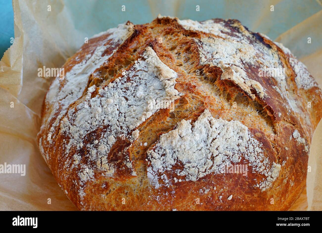 Pane di miracolo di crosta durante la notte senza pane impastato cotto sulla carta pergamena Foto Stock