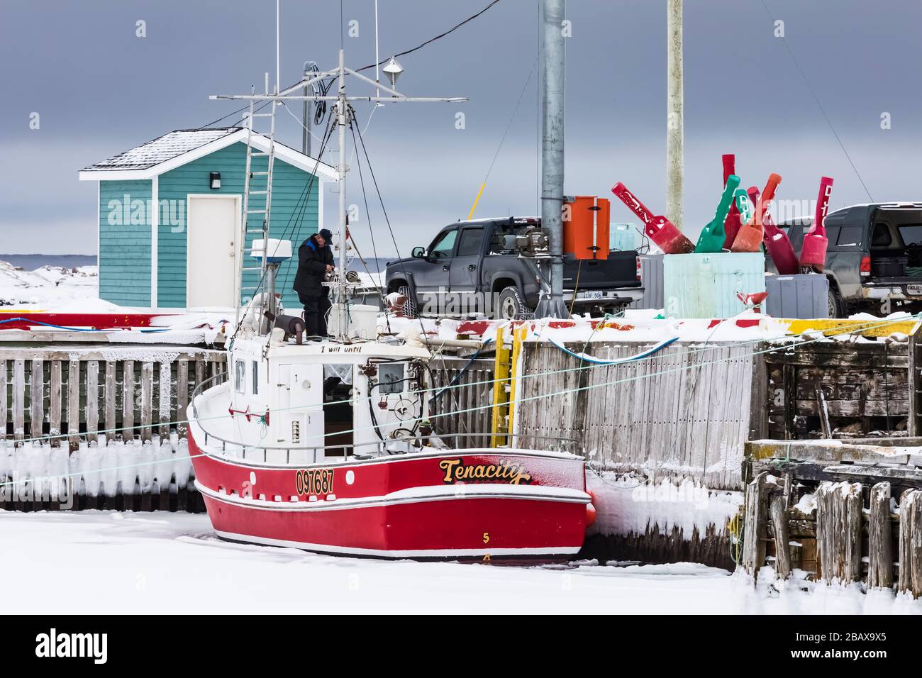 Barche da pesca congelate nel ghiaccio invernale nel porto di Joe Batt's Arm, Terranova, Canada [Nessun modello o rilascio di proprietà; disponibile per la licenza editoriale Foto Stock