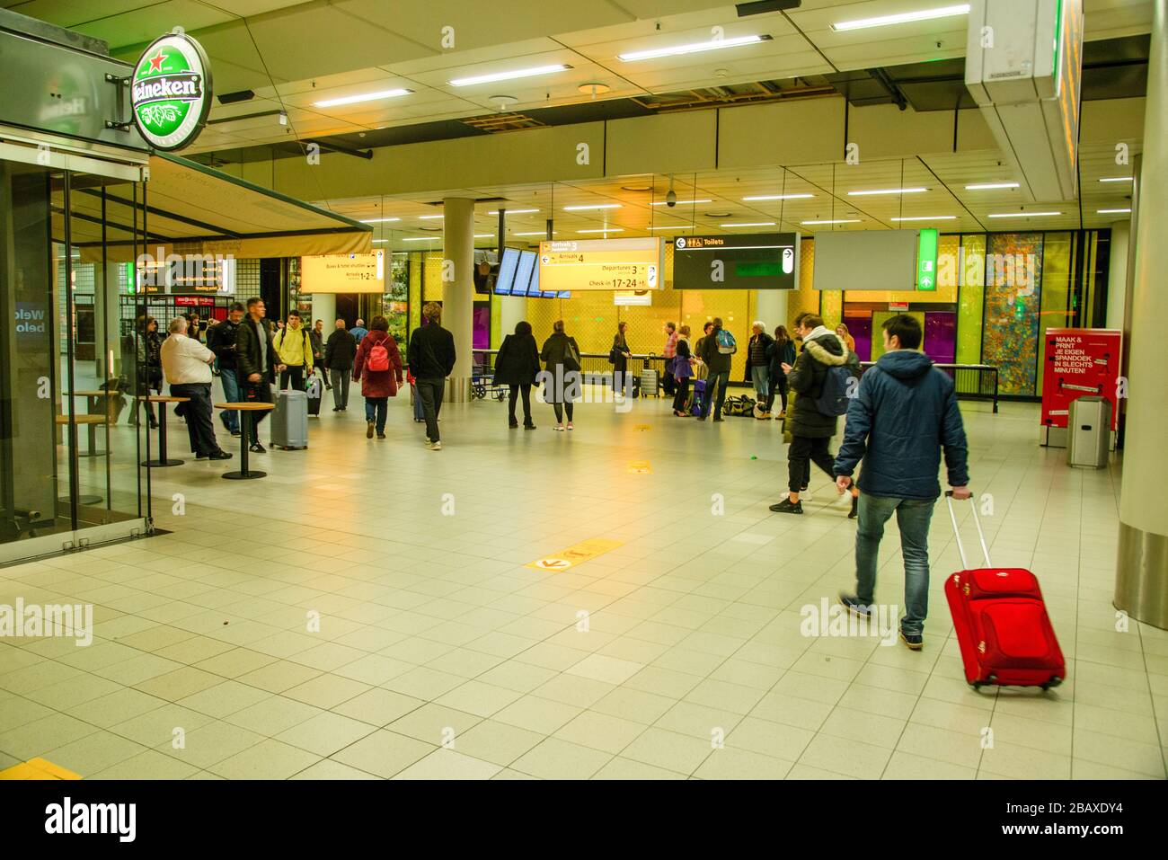 Chiudendo molti negozi e ristoranti all'aeroporto di Schiphol, Amsterdam, Olanda Foto Stock