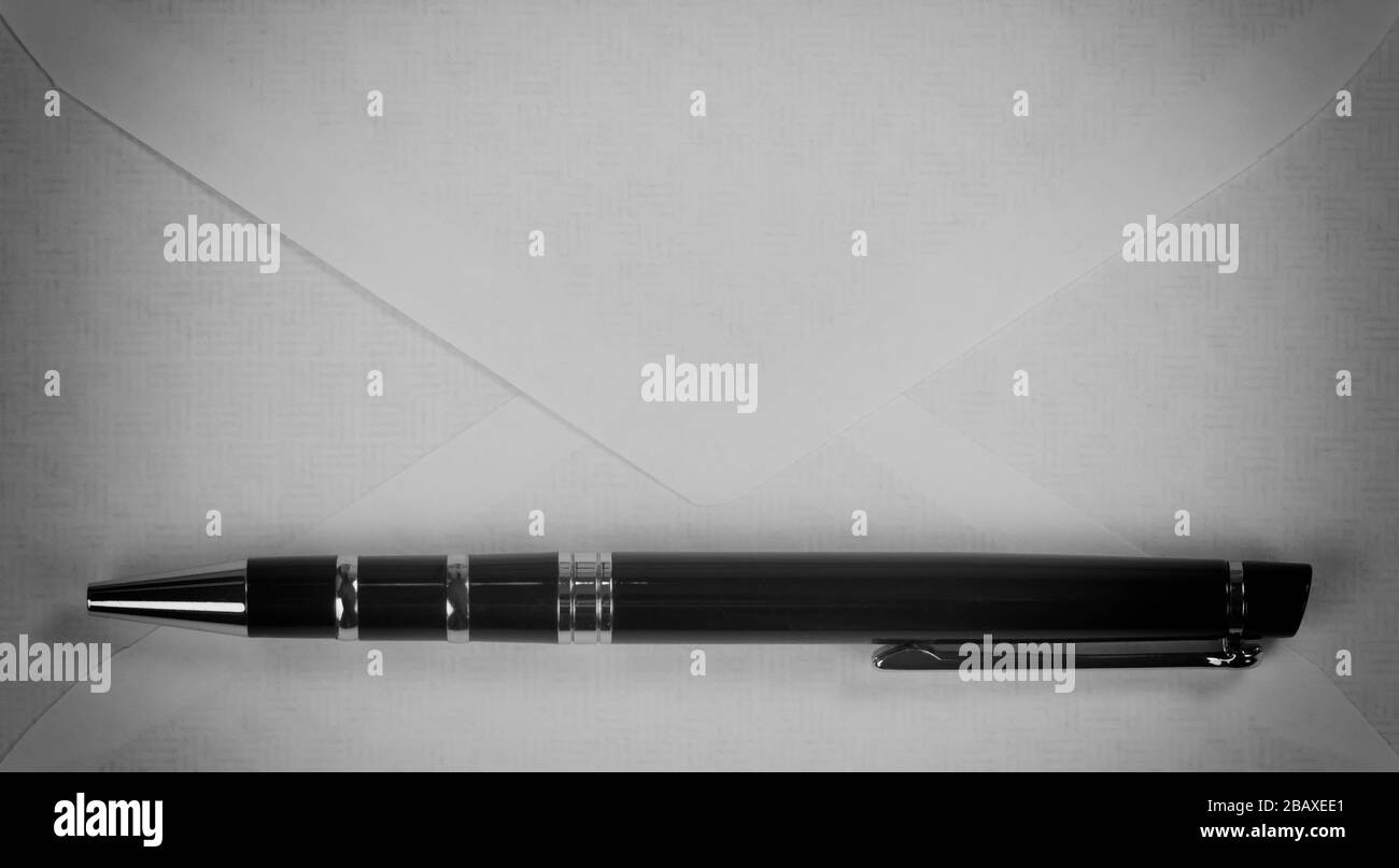 Primo piano della busta e della penna vintage Foto Stock