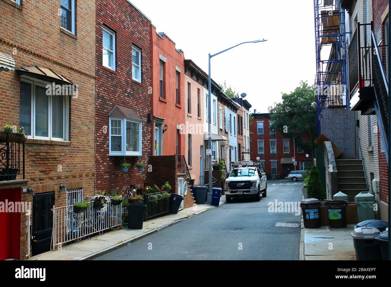 Dennett Place è uno degli ultimi vicoli sopravvissuti di New York City, con una comunità molto unita. Brooklyn sulla 29th LUGLIO 2019 a New York, Stati Uniti. (Foto b Foto Stock