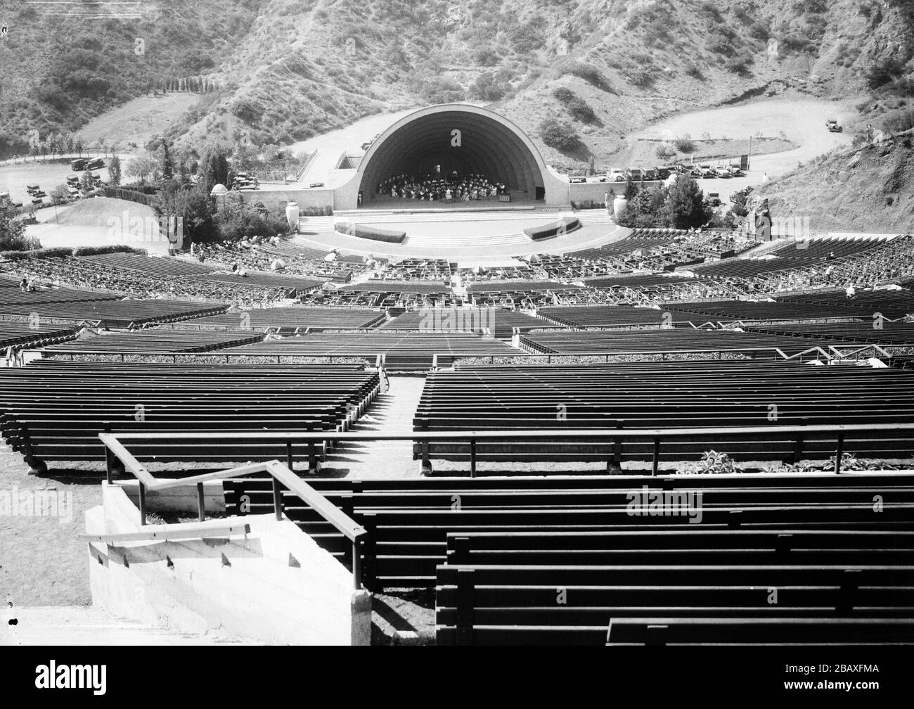 Un'orchestra suona sul palco dell'Hollywood Bowl durante il giorno, Los Angeles, California, 1931. (Foto di Burton Holmes) Foto Stock