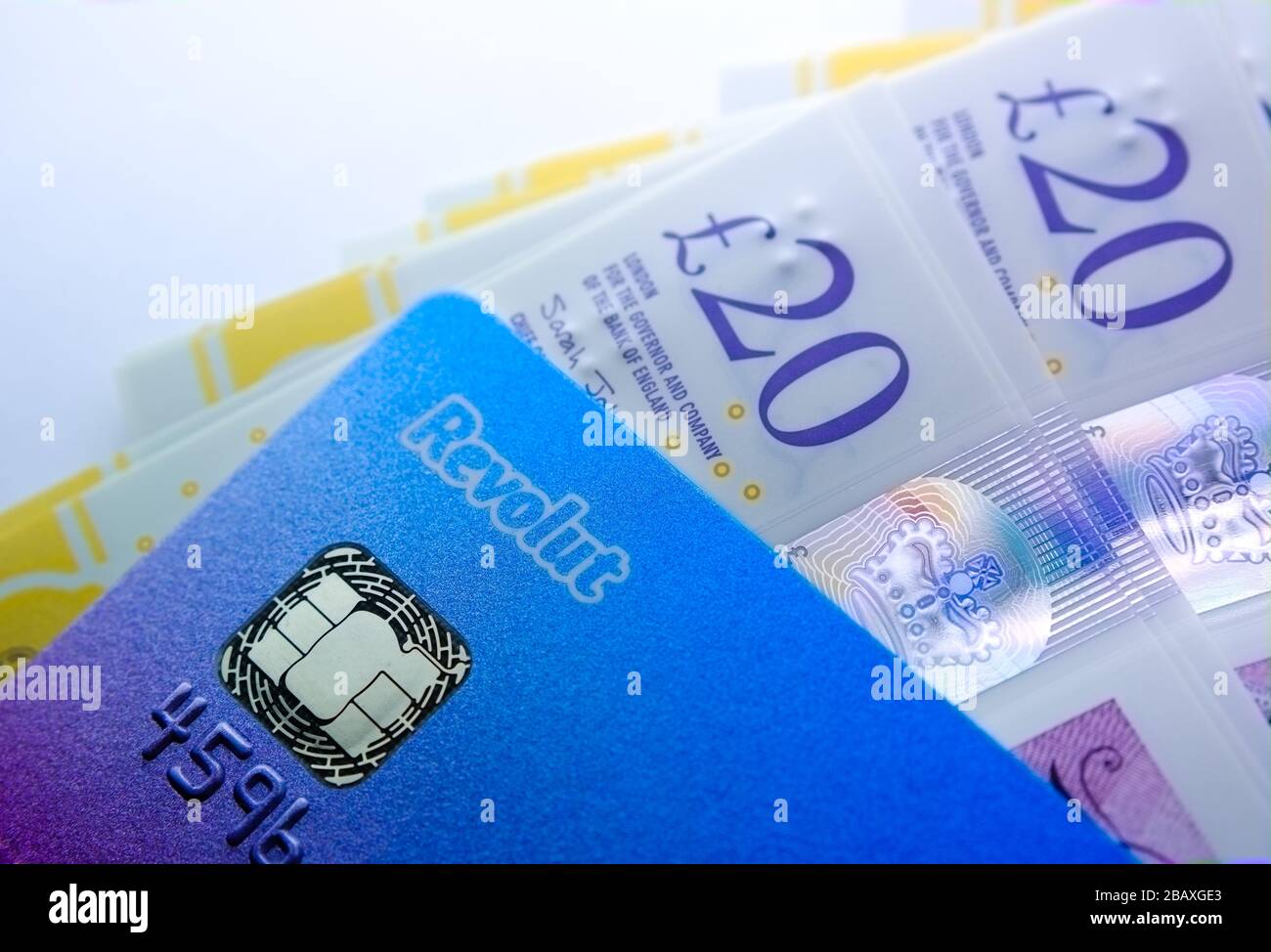 Carta bancaria Revolut posizionata sulla parte superiore di nuovo polimero 20 libbre note. Chiudi la foto. Foto Stock
