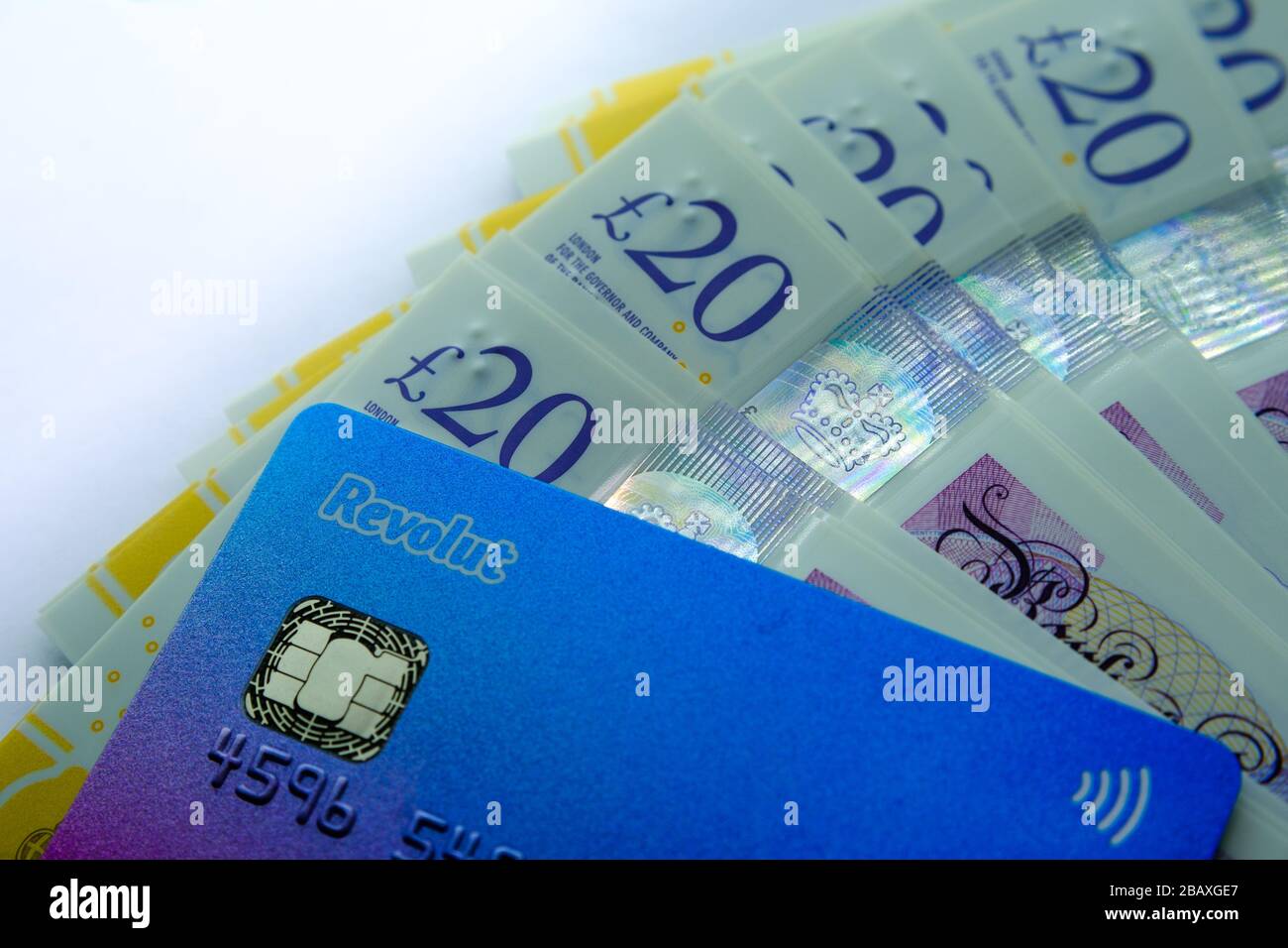 Carta bancaria Revolut posizionata sulla parte superiore di nuovo polimero 20 libbre note. Chiudi la foto. Foto Stock
