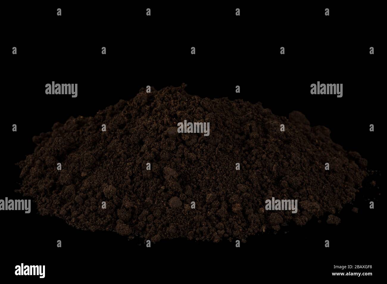 Mucchio di terreno isolato su sfondo nero Foto Stock