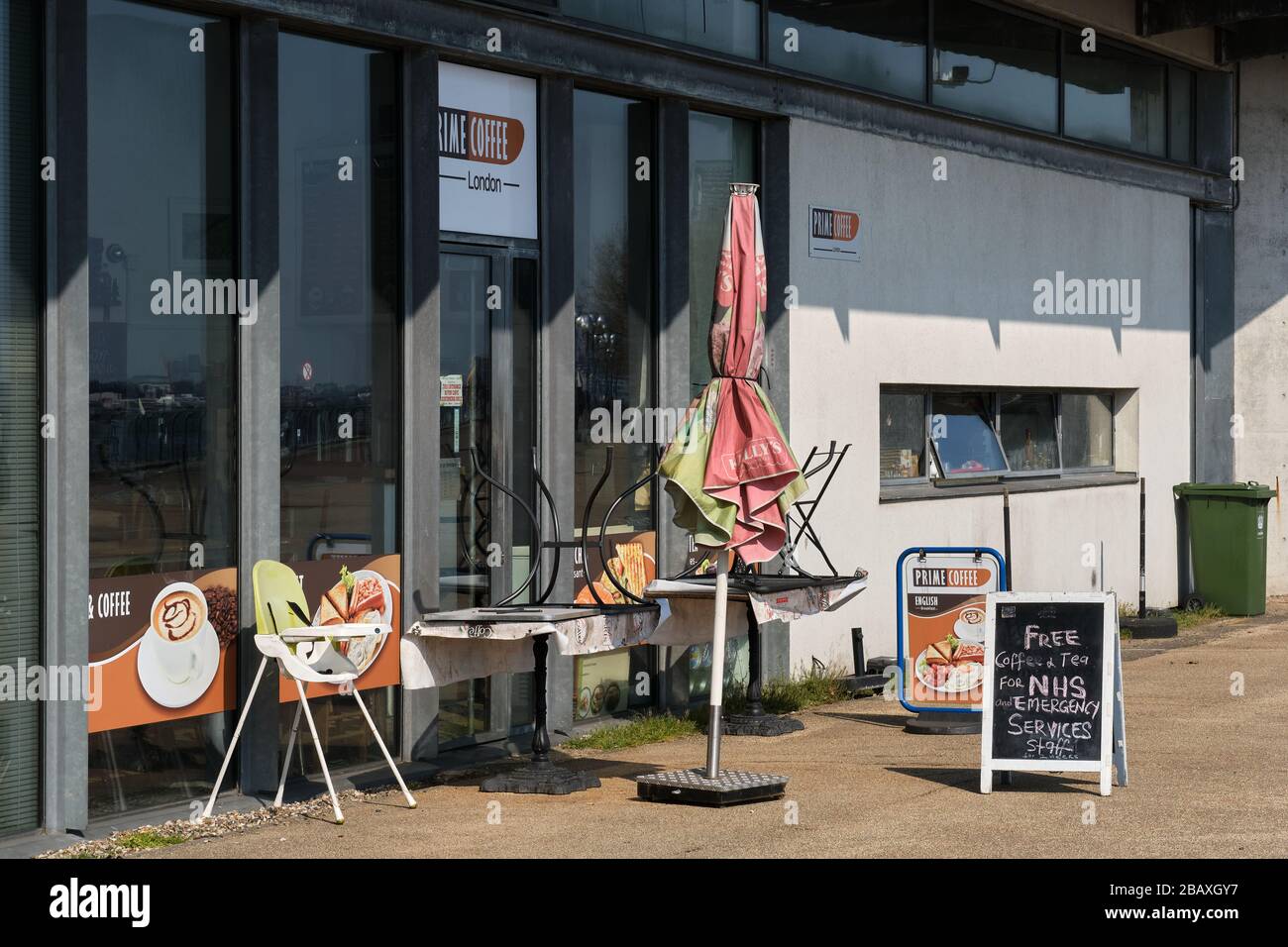 L'open bar locale serve caffè gratuito ai lavoratori NHS, mentre gli altri negozi sono chiusi a causa delle restrizioni alle distanzanze sociali imposte dal governo nazionale Foto Stock