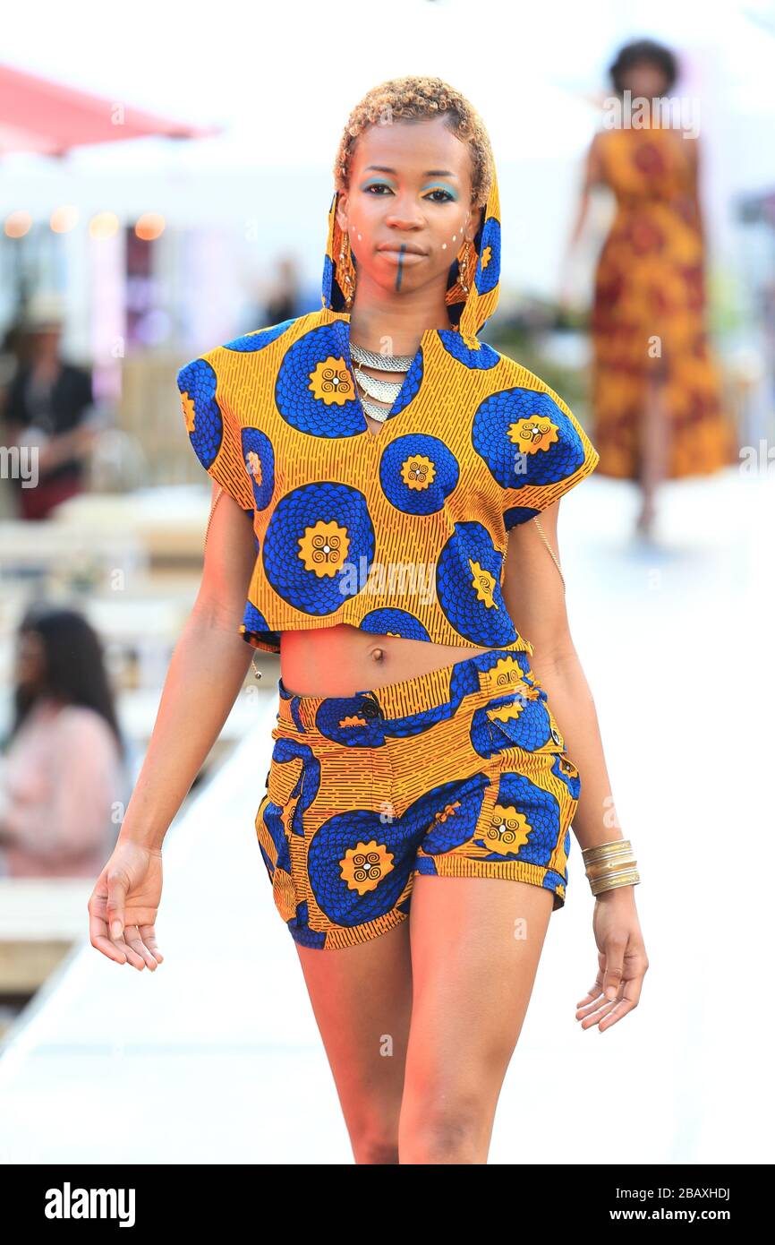 Quebec, Canada. Un modello cammina la pista alla sfilata di moda africana che si tiene durante il Fashion and Design Festival di Montreal Foto Stock