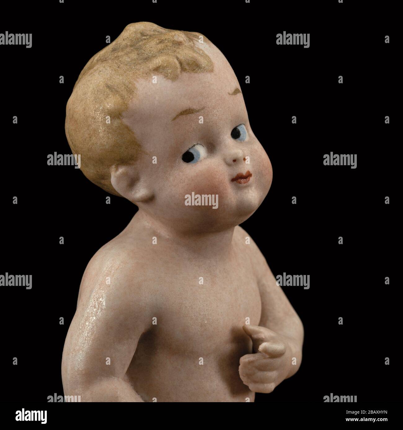 Faccia della baby doll d'epoca da un closeup in ceramica, isolato su sfondo nero Foto Stock