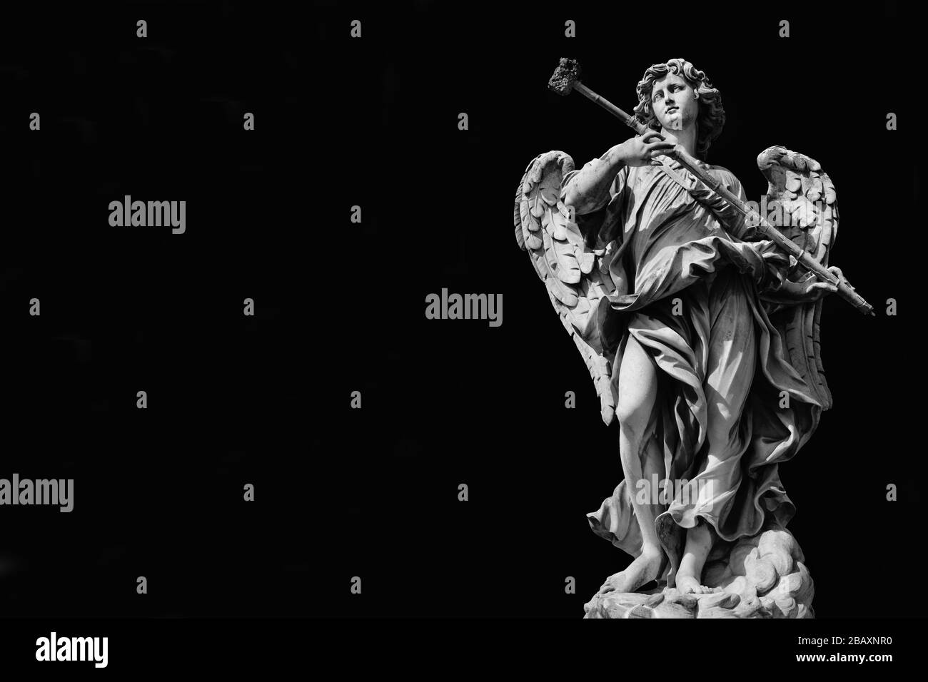 Statua in marmo d'angelo con spugna, capolavoro barocco del XVII secolo sul Ponte dell'Angelo Santo a Roma (Bianco e Nero con spazio copia) Foto Stock
