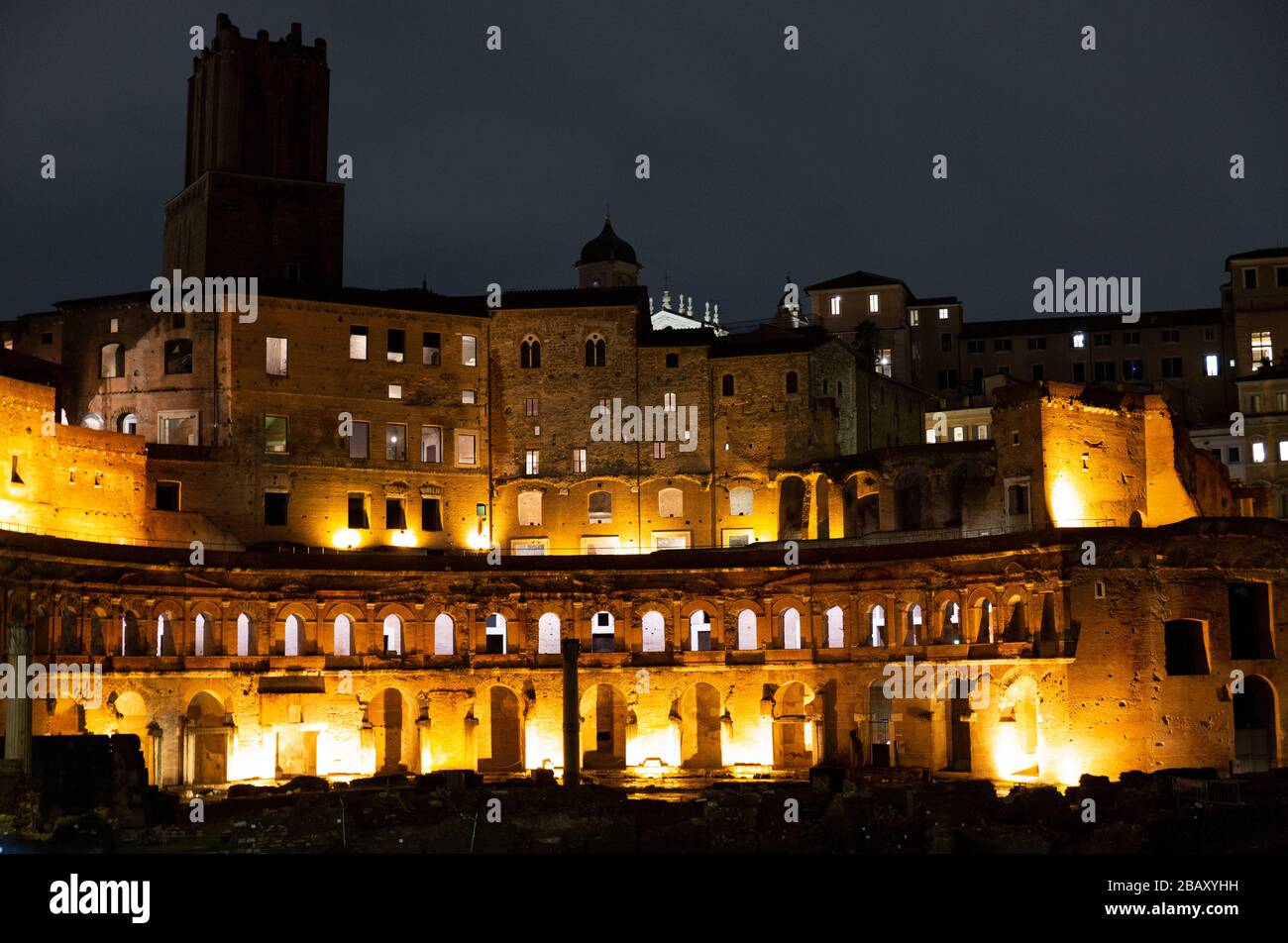 Roma, Italia, 24/11/2019: Vista notturna di Roma sui mercati di Traiano, foto di viaggio Foto Stock