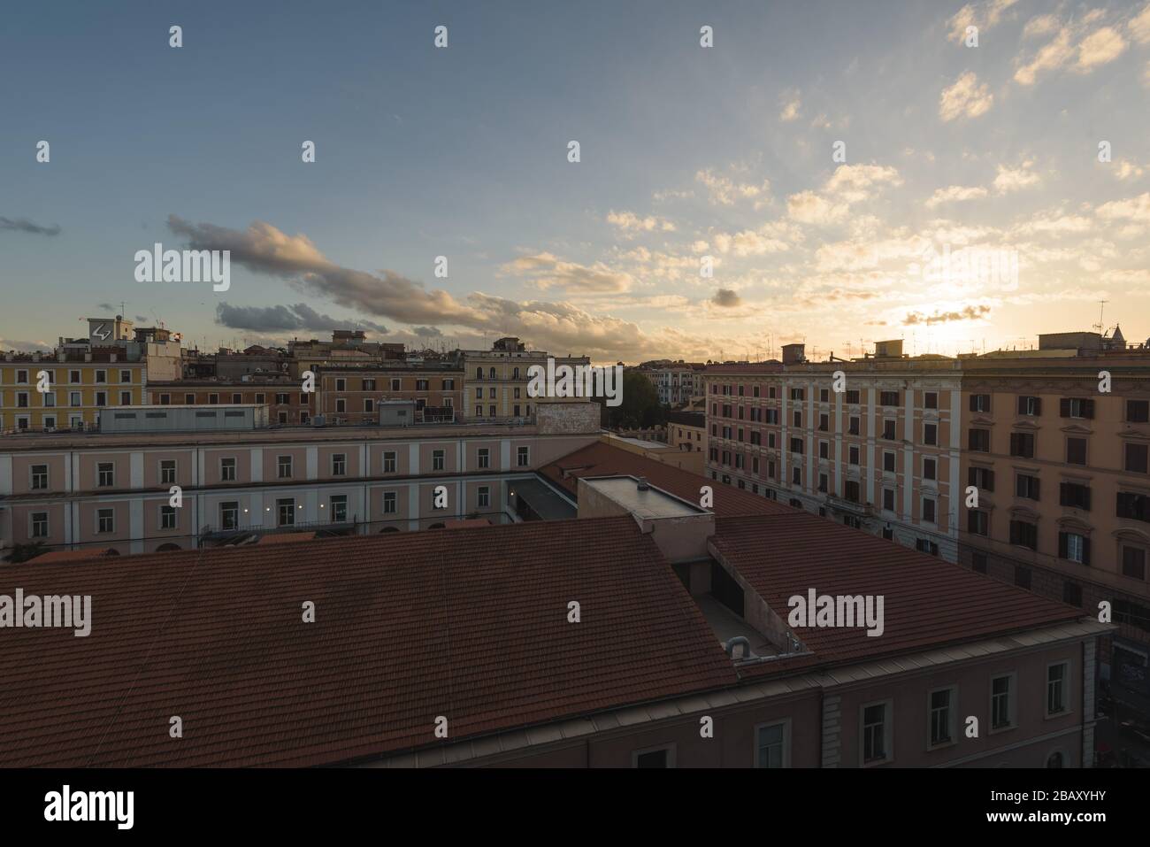 Tramonto su roma su epidemia pandemica del virus corona Foto Stock