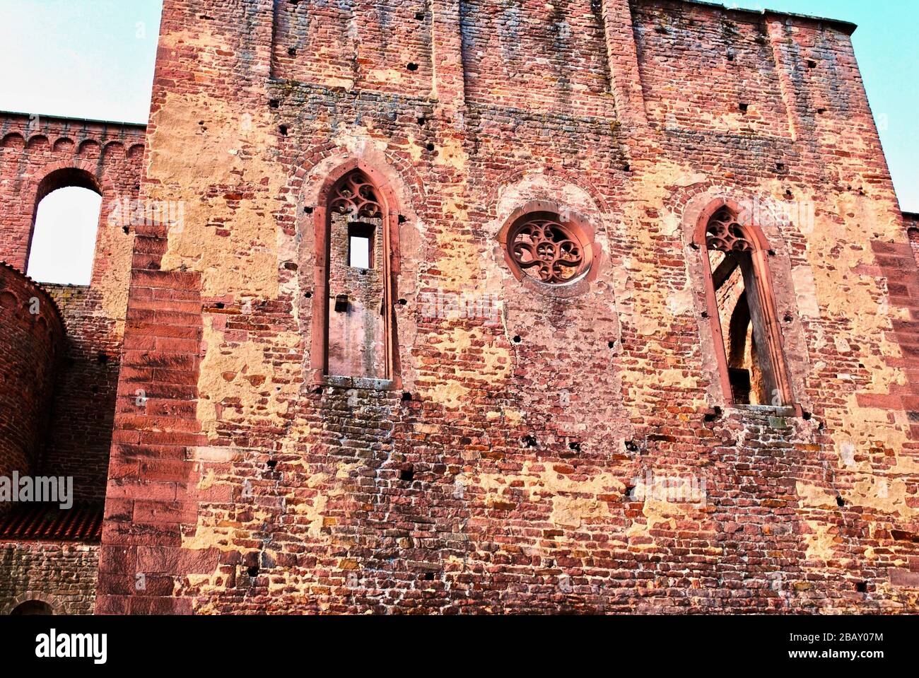 L'abbazia di Limburg (Klosterruine Limburg) è un'abbazia in rovina nei pressi di Bad Dürkheim, ai margini della foresta di Palatinato in Germania. Muro di mattoni di pietra Foto Stock