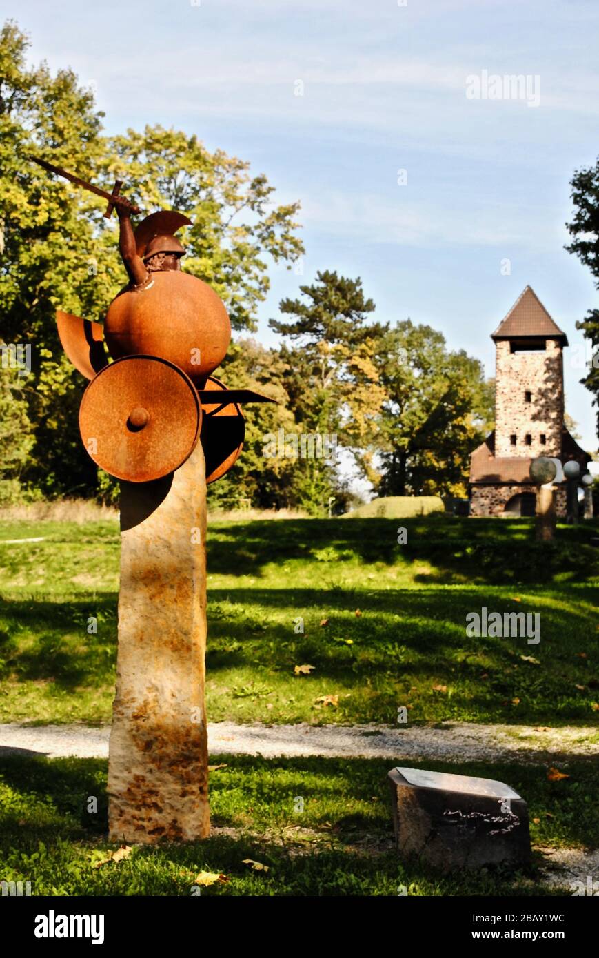 Bad Nauheim, Germania: Marte, dio della guerra, con il pianeta come il suo carro a Goldsteinpark. Planet Trail (PlanetenWanderweg) con sculture planetarie. Foto Stock