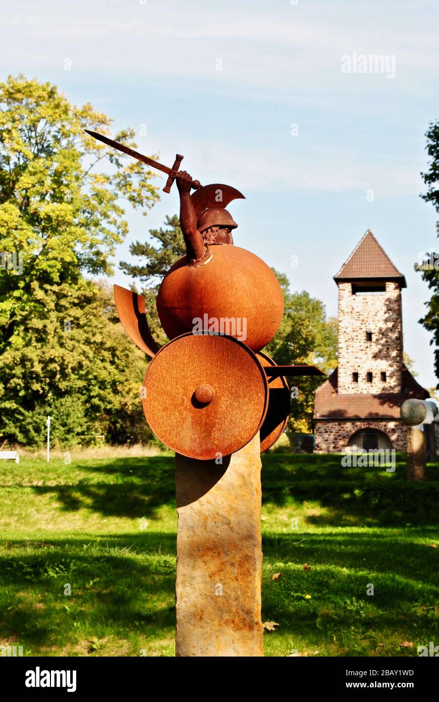 Bad Nauheim, Germania: Marte, dio della guerra, con il pianeta come il suo carro a Goldsteinpark. Planet Trail (PlanetenWanderweg) con sculture planetarie. Foto Stock