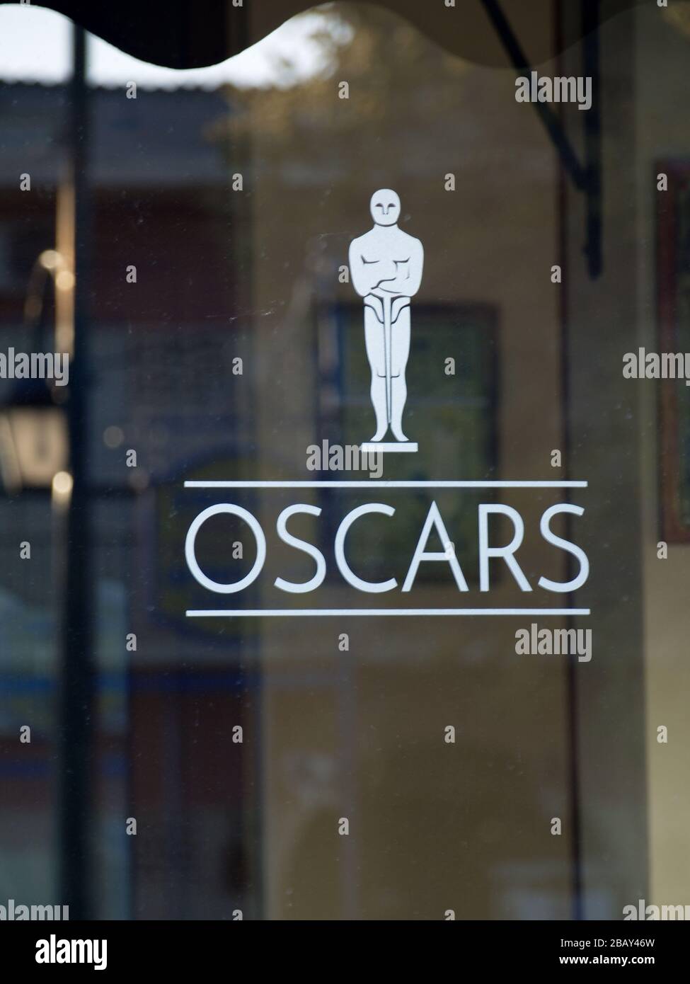 L'Oscars Bar, uno dei bar più frequentati e migliori di Roda, Corfù, offre un servizio tutto l'anno per i locali e i turisti Foto Stock