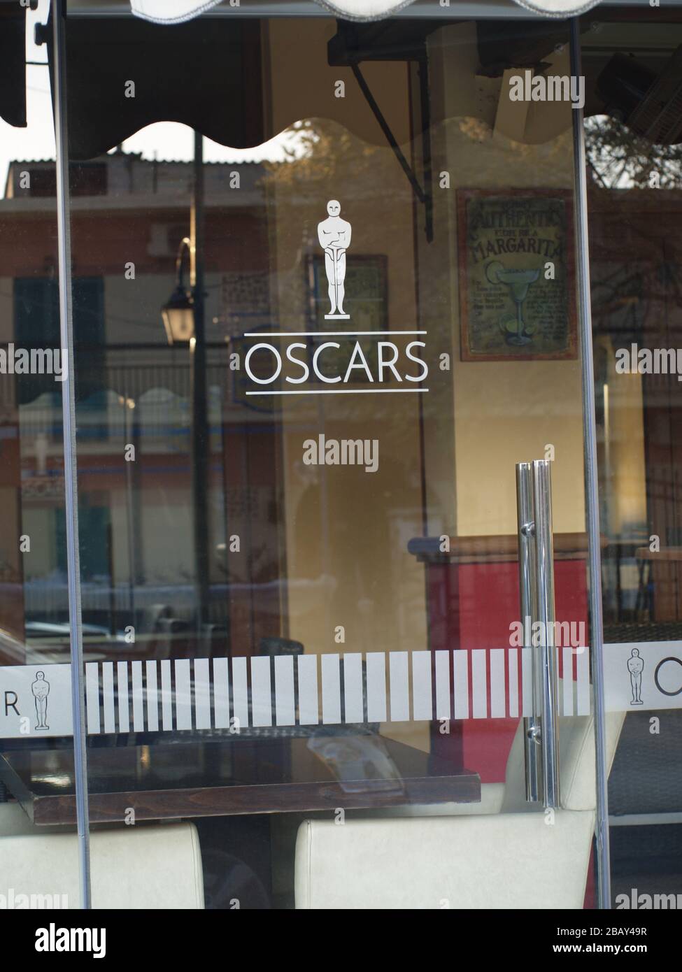 L'Oscars Bar, uno dei bar più frequentati e migliori di Roda, Corfù, offre un servizio tutto l'anno per i locali e i turisti Foto Stock
