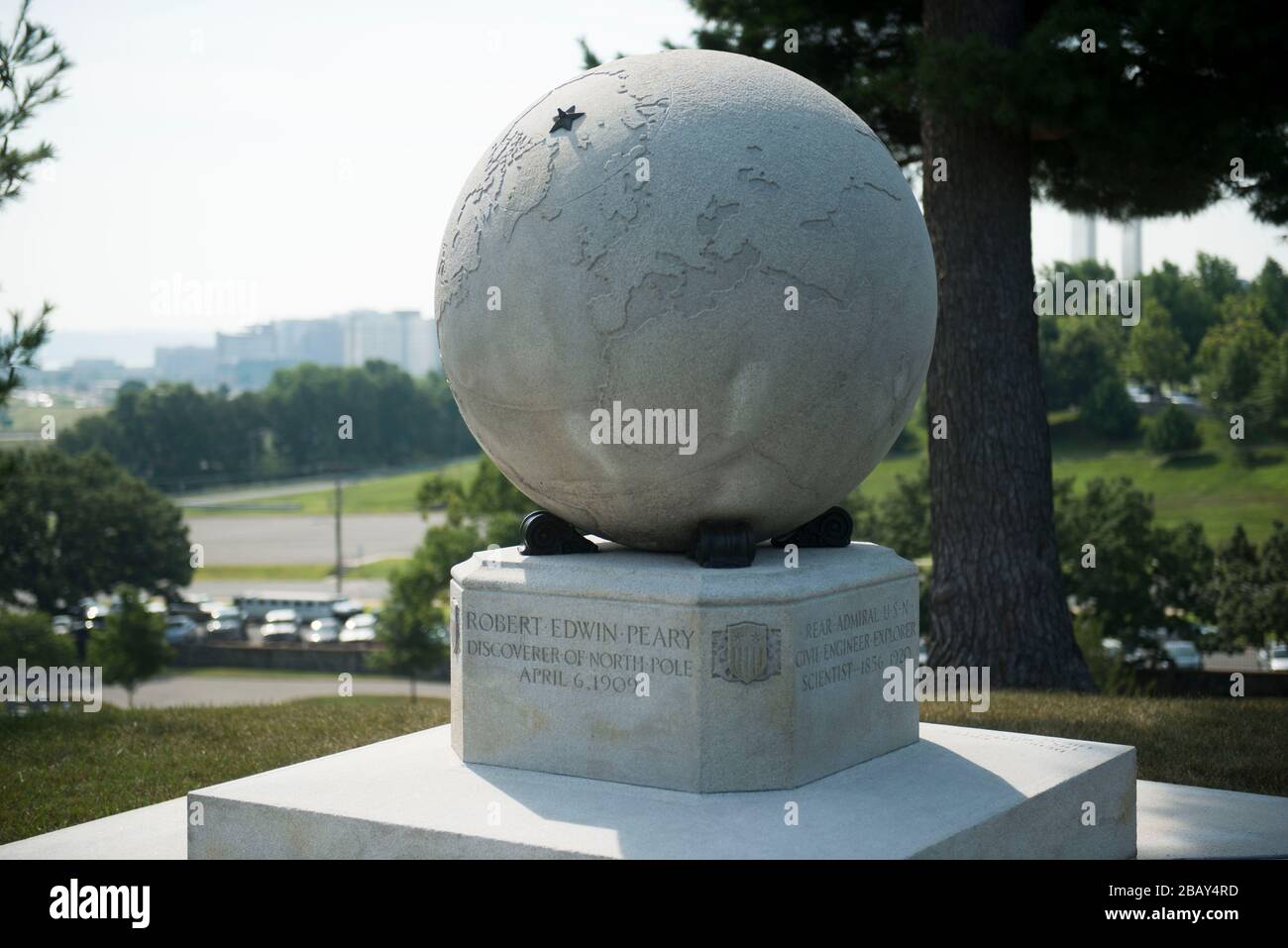 Sul tredicesimo anniversario della scoperta del polo nord, 6 aprile 1922,  la National Geographic Society ha svelato il suo granito bianco omaggio  alla explorer, Ammiraglio Robert Edwin Peary. Il monumento, con il