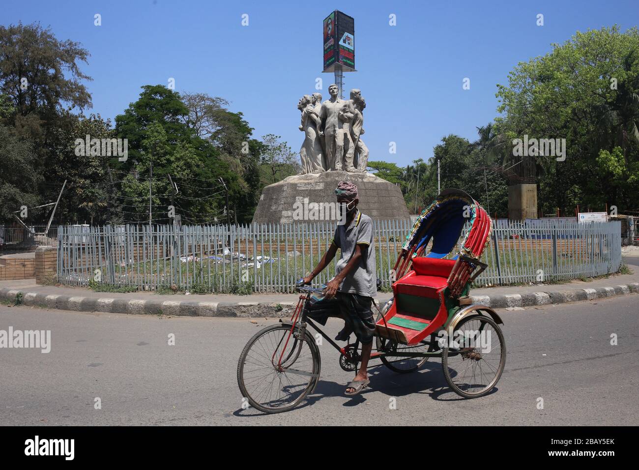 Dhaka, Bangladesh. 29 marzo 2020. I pullers del rikshaw sono nel rischio più grande di essere infettati poichè devono andare alla strada giornaliere per la sua sopravvivenza. Quindi sono quasi ogni momento a rischio di essere infettati, in quanto il virus COVID-19 è contagioso e può diventare attivo per tre ore, e può anche essere vivo su superfici diverse per 24 ore. Fino ad ora in totale 44 persone sono state infettate dal COVID-19 in Bangladesh, di cui 5 sono morte confermate da IEDCR. (Foto di M. Rakibul Hasan/Pacific Press) Credit: Pacific Press Agency/Alamy Live News Foto Stock