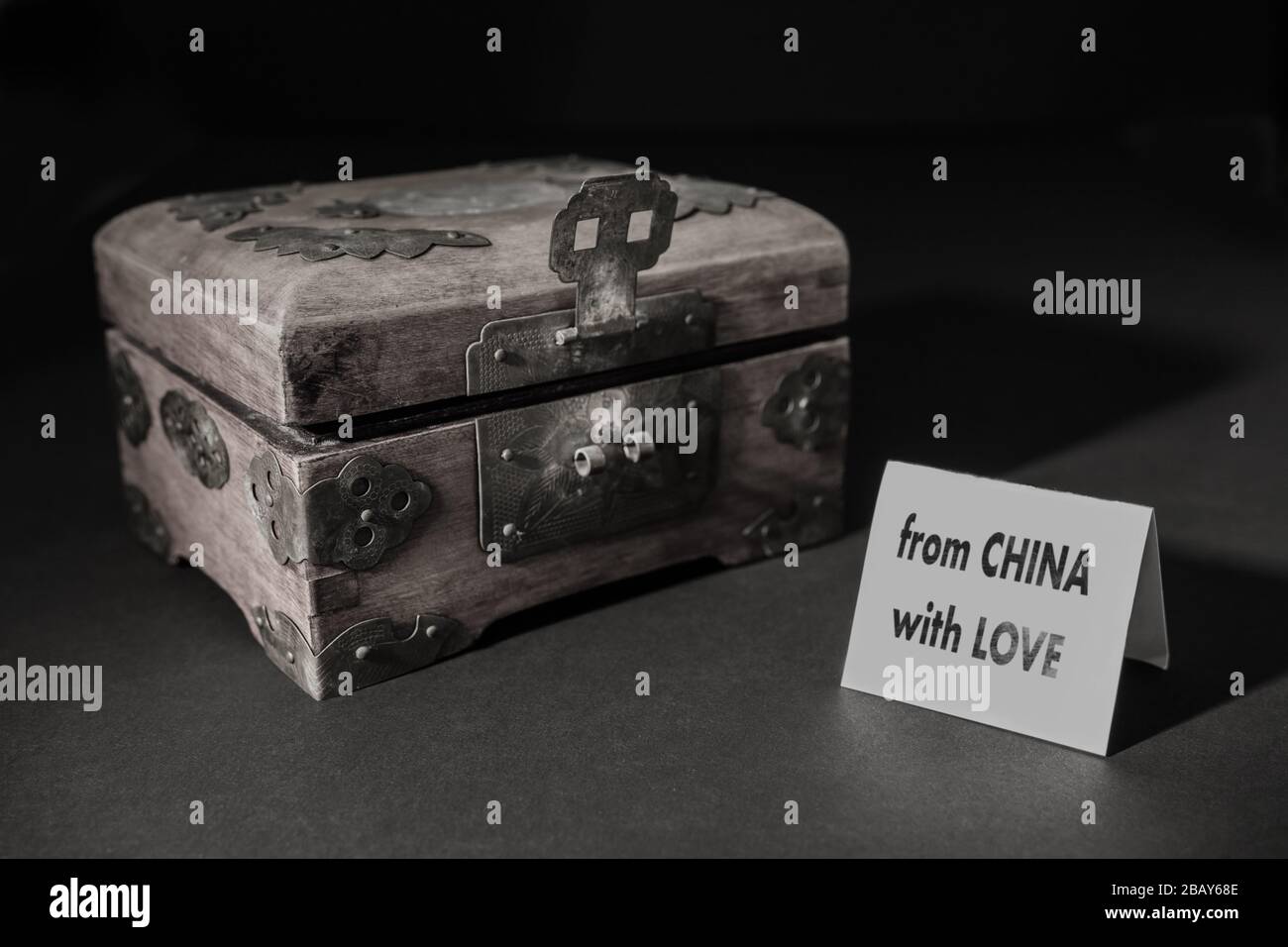 Accanto a una tradizionale scatola cinese, una presentazione su cui è scritta: Dalla Cina con amore. La scrittura può essere rimossa secondo necessità (spazio di copia). Foto Stock