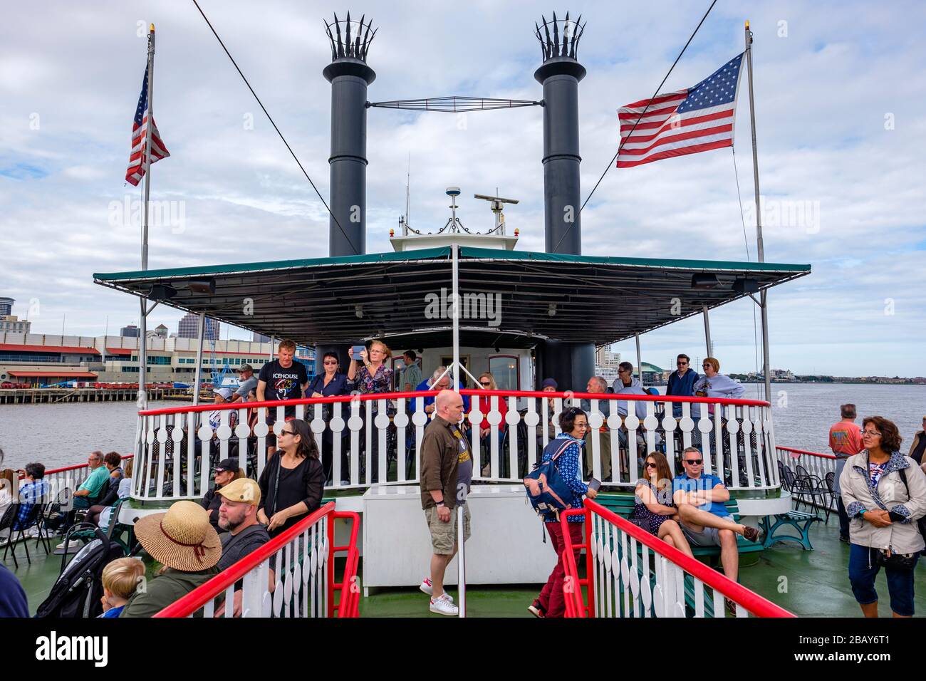 Turisti sul ponte di Steamboat Natchez, passeggeri in tour, fiume Mississipi, New Orleans, Louisiana, Stati Uniti Foto Stock