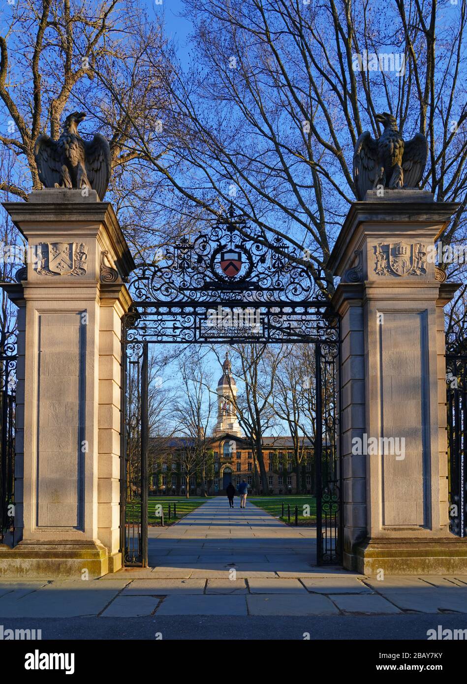 PRINCETON, NJ -21 MAR 2020 - Vista della porta Fitzrandolph e della Hall di Nassau, entrata del campus della Princeton University, una ivy League univer privata Foto Stock