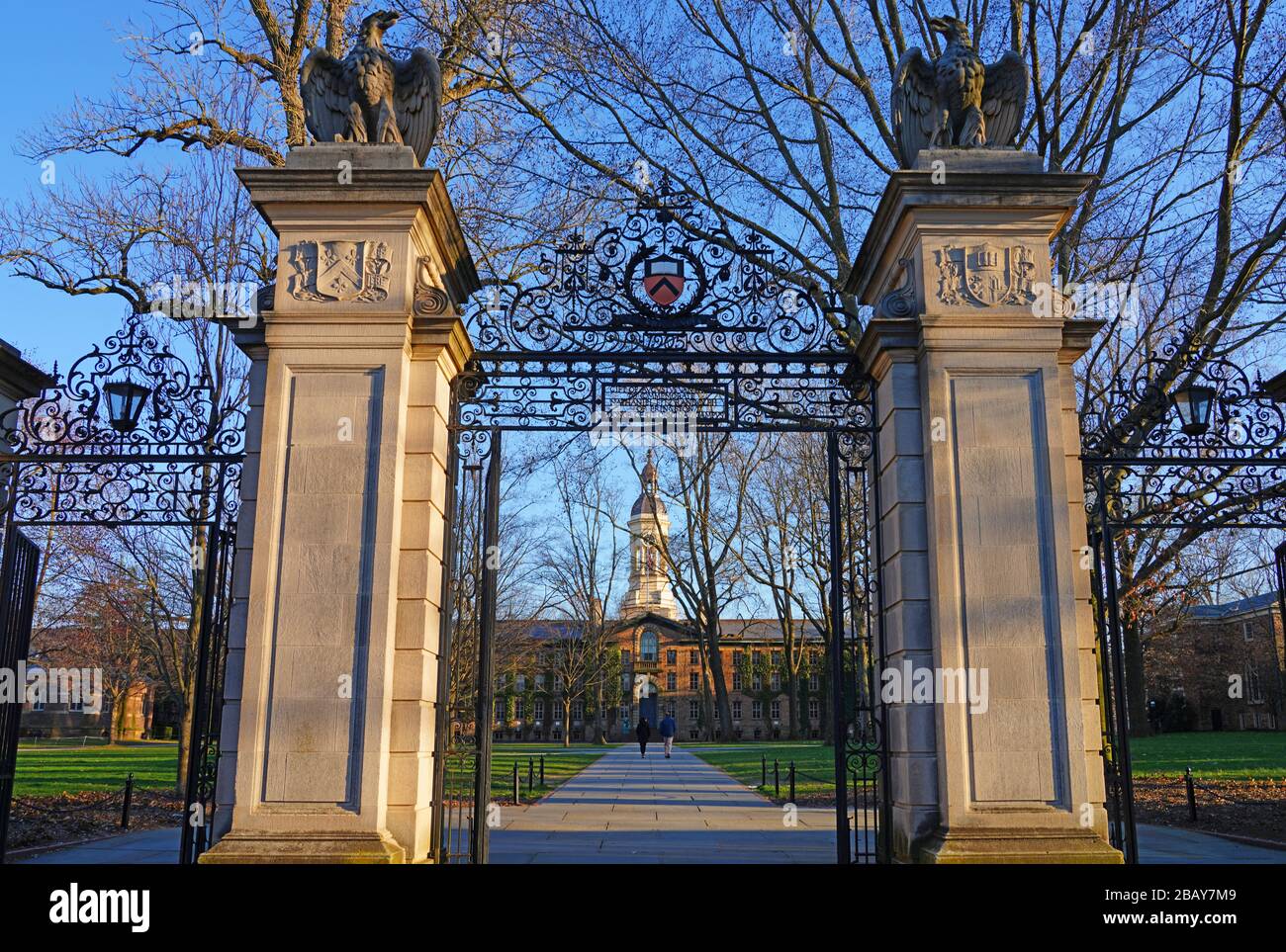 PRINCETON, NJ -21 MAR 2020 - Vista della porta Fitzrandolph e della Hall di Nassau, entrata del campus della Princeton University, una ivy League univer privata Foto Stock