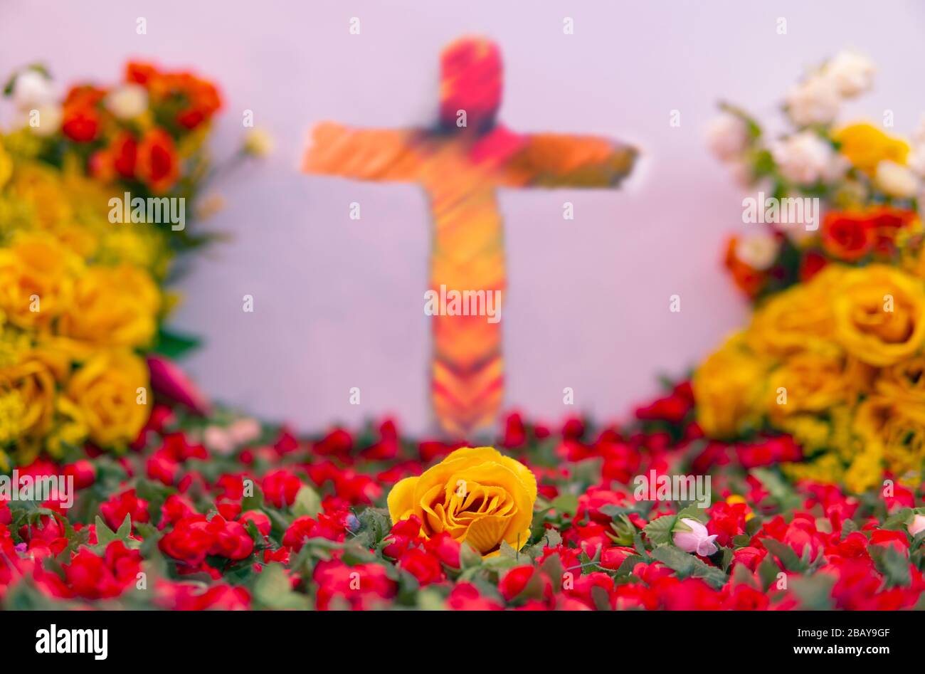 Croce cristiana di Gesù Floral Primavera Pasqua sfondo Foto Stock