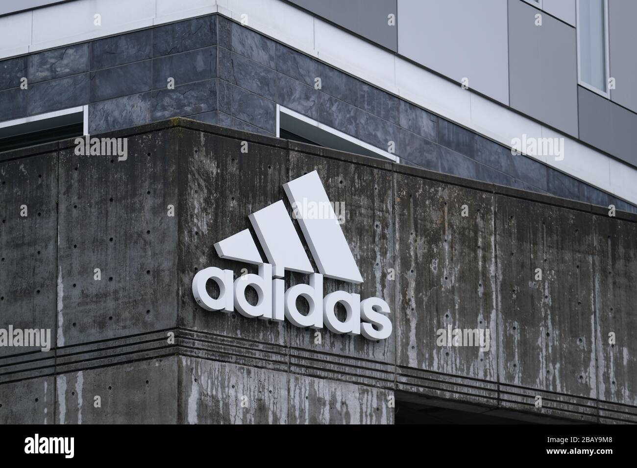Portland, Stati Uniti. 14th Mar, 2020. Il 14 marzo 2020, nella sede centrale dell'Adidas North American di Portland, Ore., è raffigurato un logo. La società tedesca di scarpe chiuse tutti i negozi in Nord America e in Europa in risposta allo scoppio del romanzo coronavirus. (Foto di Alex Milan Tracy/Sipa USA) Credit: Sipa USA/Alamy Live News Foto Stock