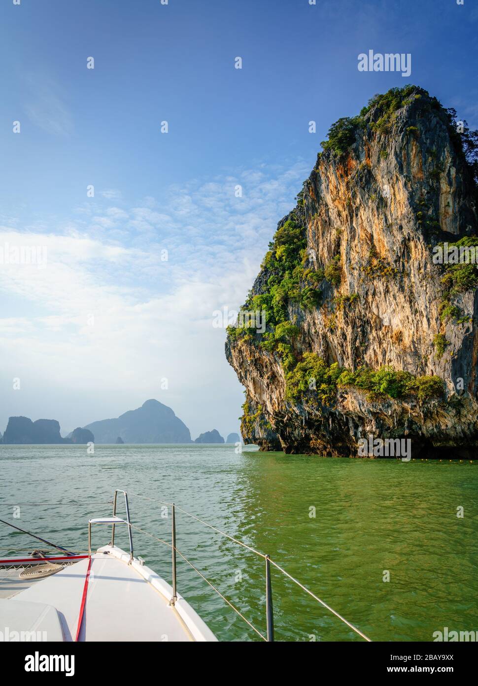 Vista dell'isola di Koh Hong nel Mare delle Andamane con la costa di Phuket all'orizzonte Foto Stock