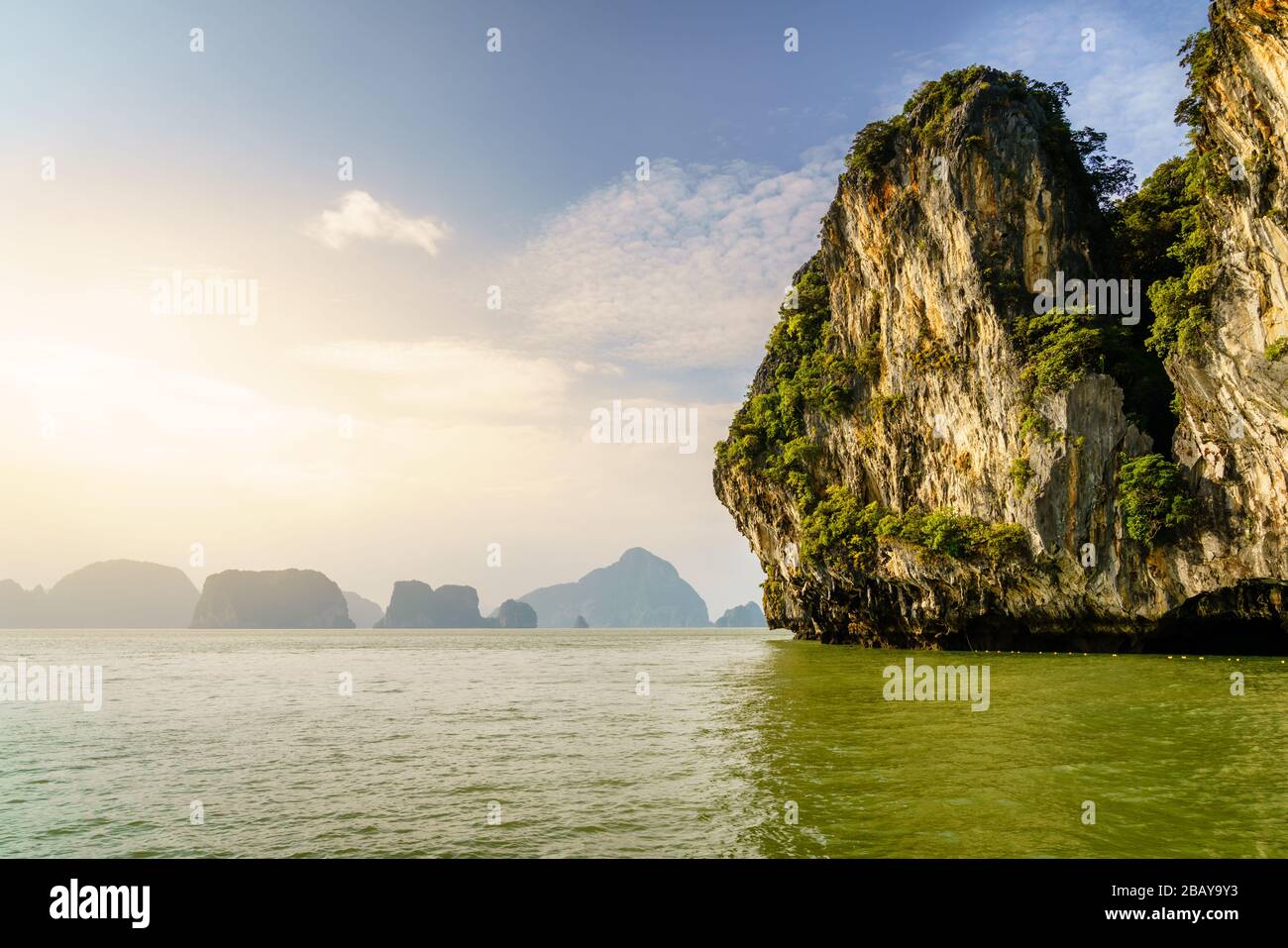 Vista dell'isola di Koh Hong nel Mare delle Andamane con la costa di Phuket all'orizzonte Foto Stock