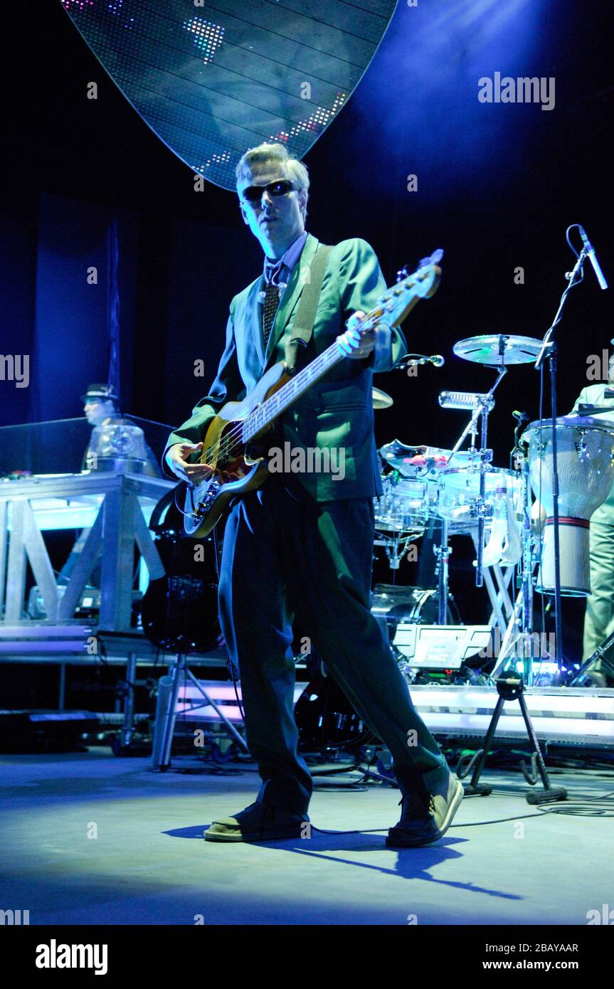 Adam Yauch aka MCA dei Beastie Boys che si esibiscono al Santa Barbara Bowl il 23 agosto 2007 a Santa Barbara, California. Foto Stock