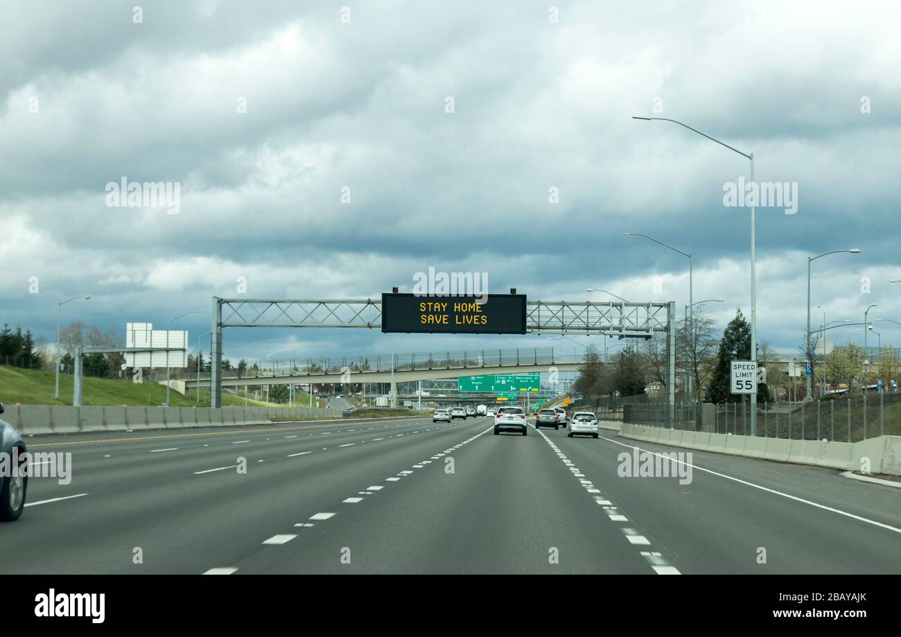 Portland, OR / USA - 29 marzo 2020: Segnale elettronico sulla superstrada I205 che informa le persone di rimanere a casa e salvare vite umane riducendo il rischio di essere infettante Foto Stock