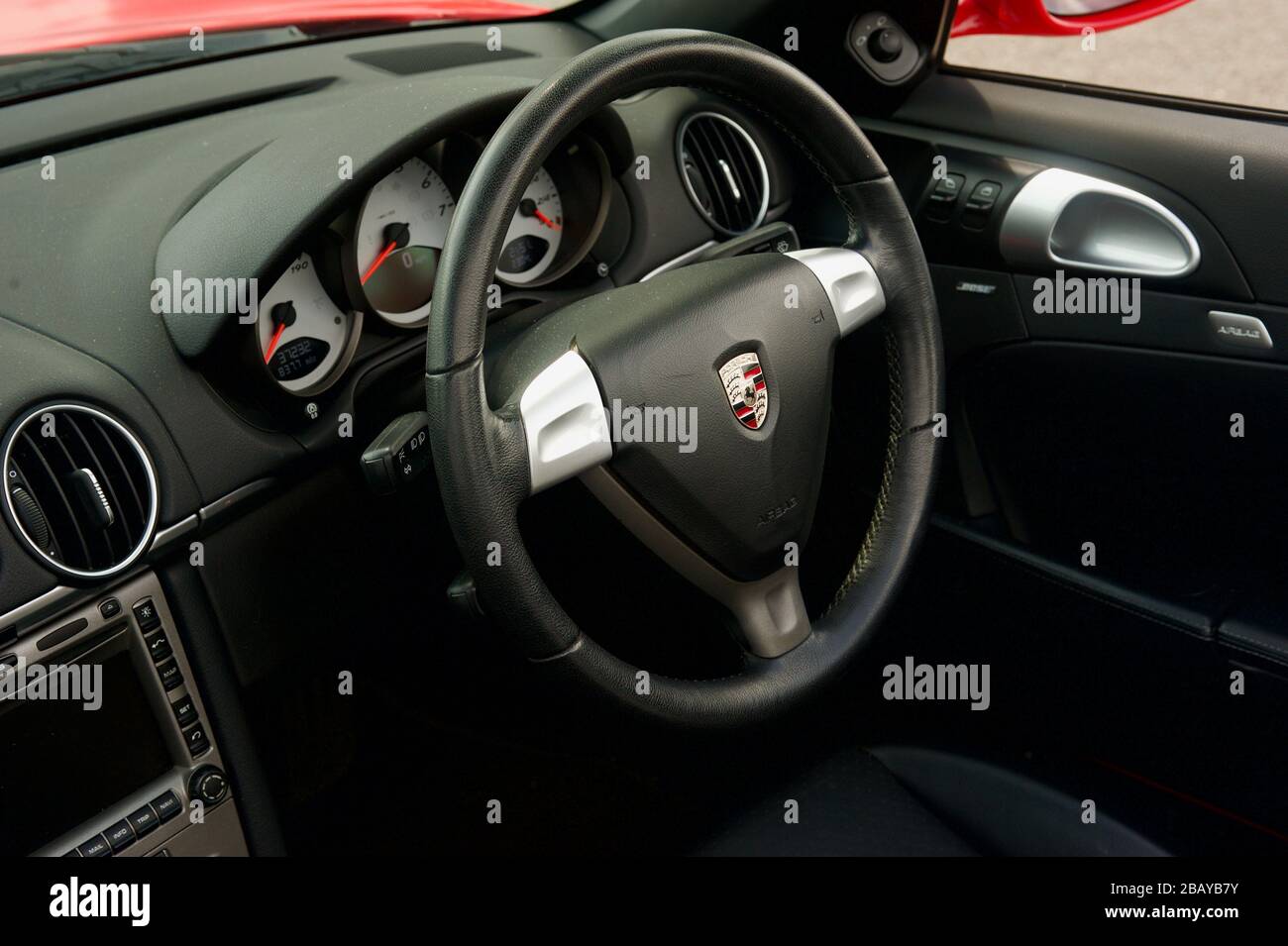 Volante auto moderno, in nero, montato su una Porsche Boxster rossa Foto  stock - Alamy