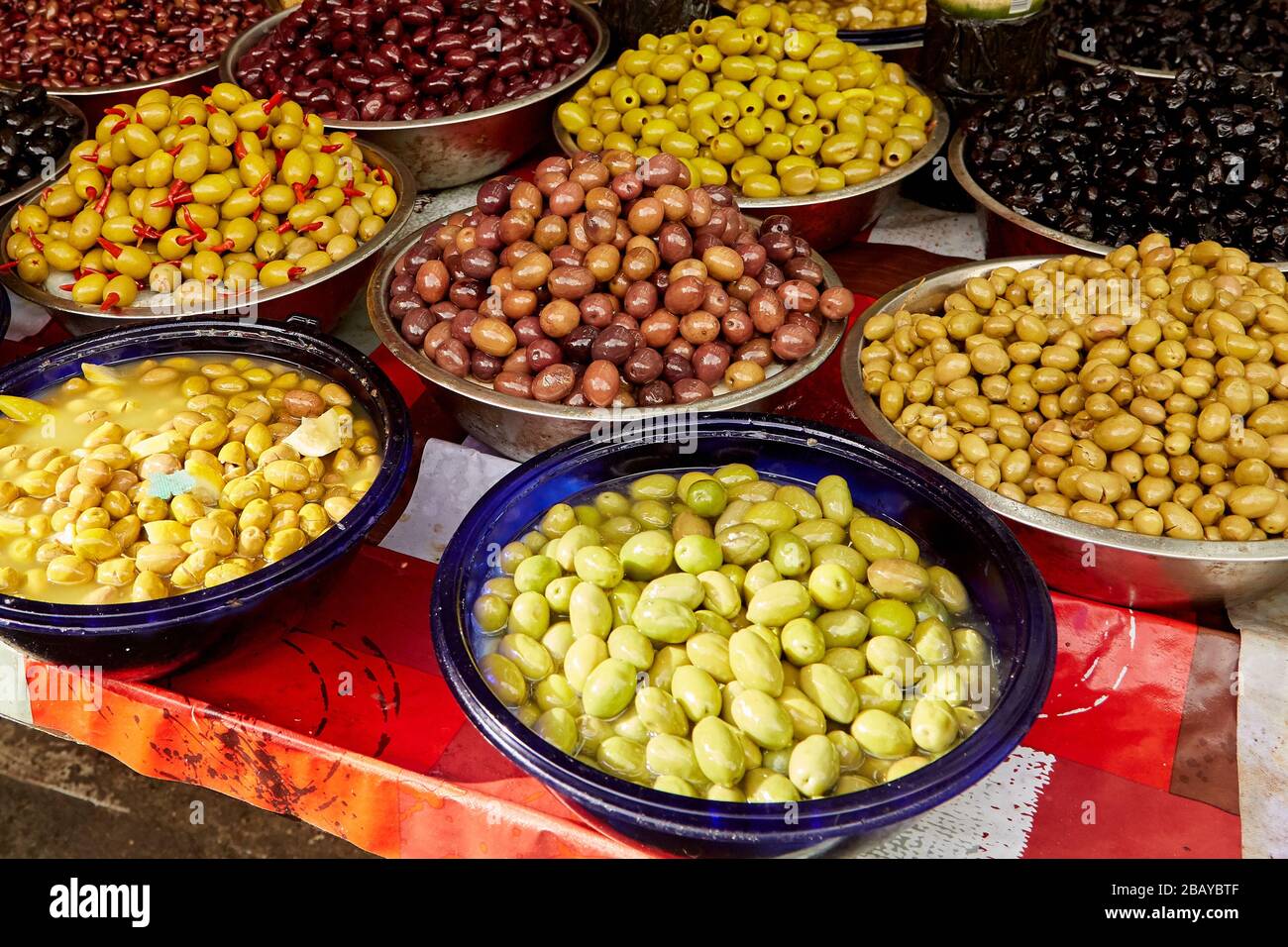 Ciotole di Olive al mercato di Tel Aviv Foto Stock