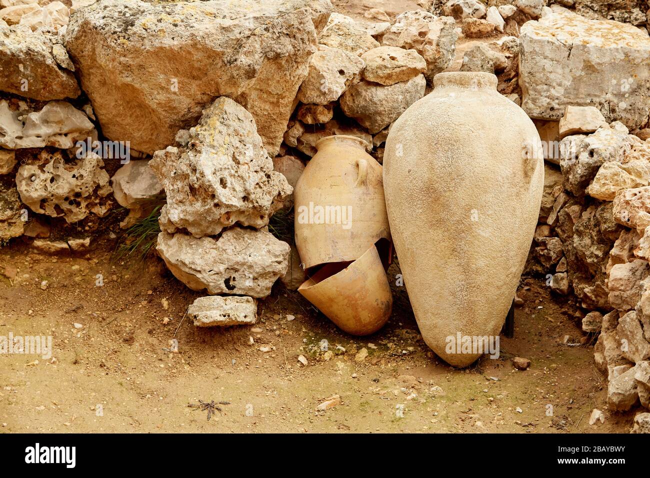 Due pezzi di ceramica a Sciloh, Israele Foto Stock