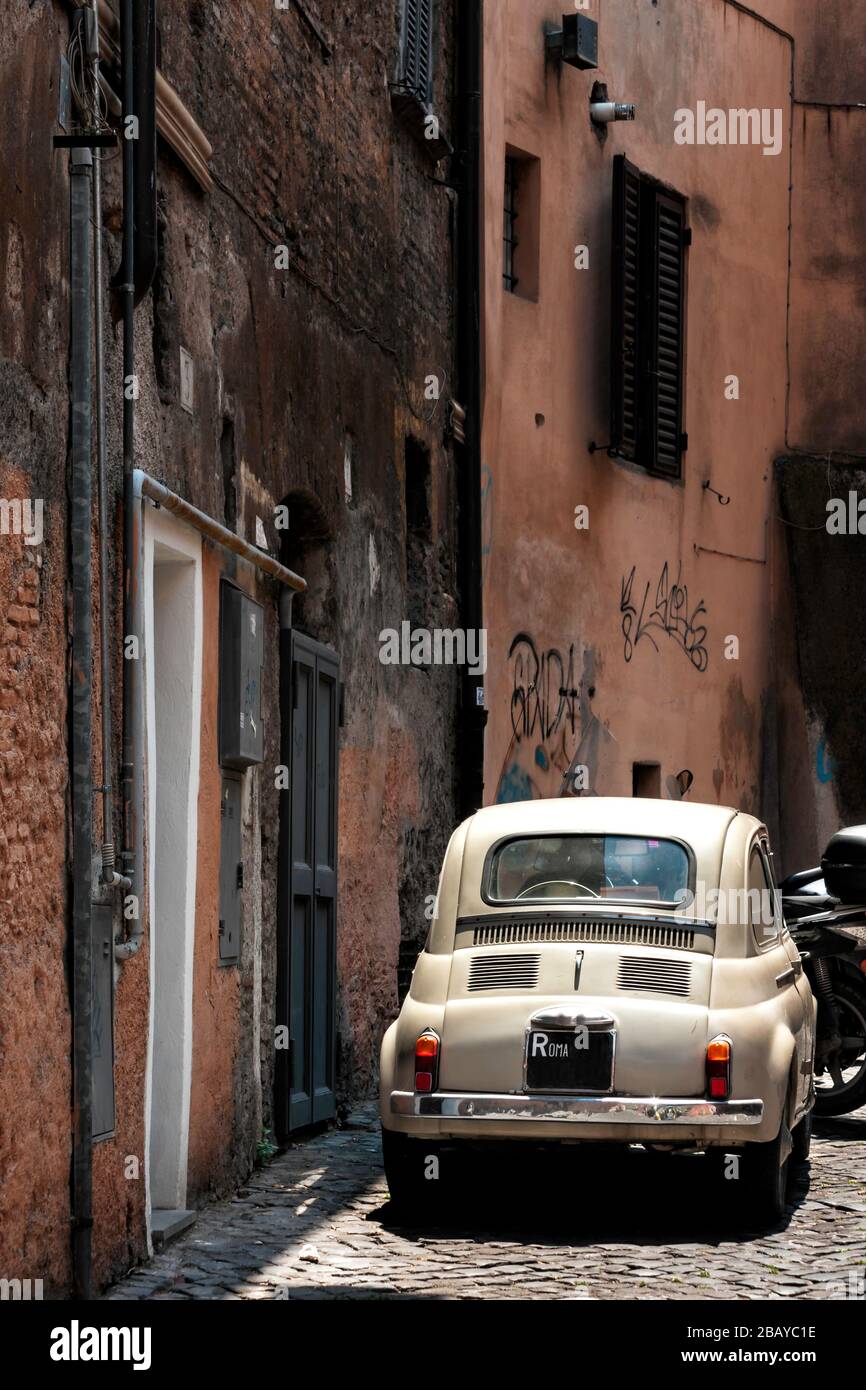 Originale Fiat Nuova 500 da 1950s o 1960s parcheggiato in un vicolo a Trastevere, Roma, Lazio, Italia, Europa, colore Foto Stock