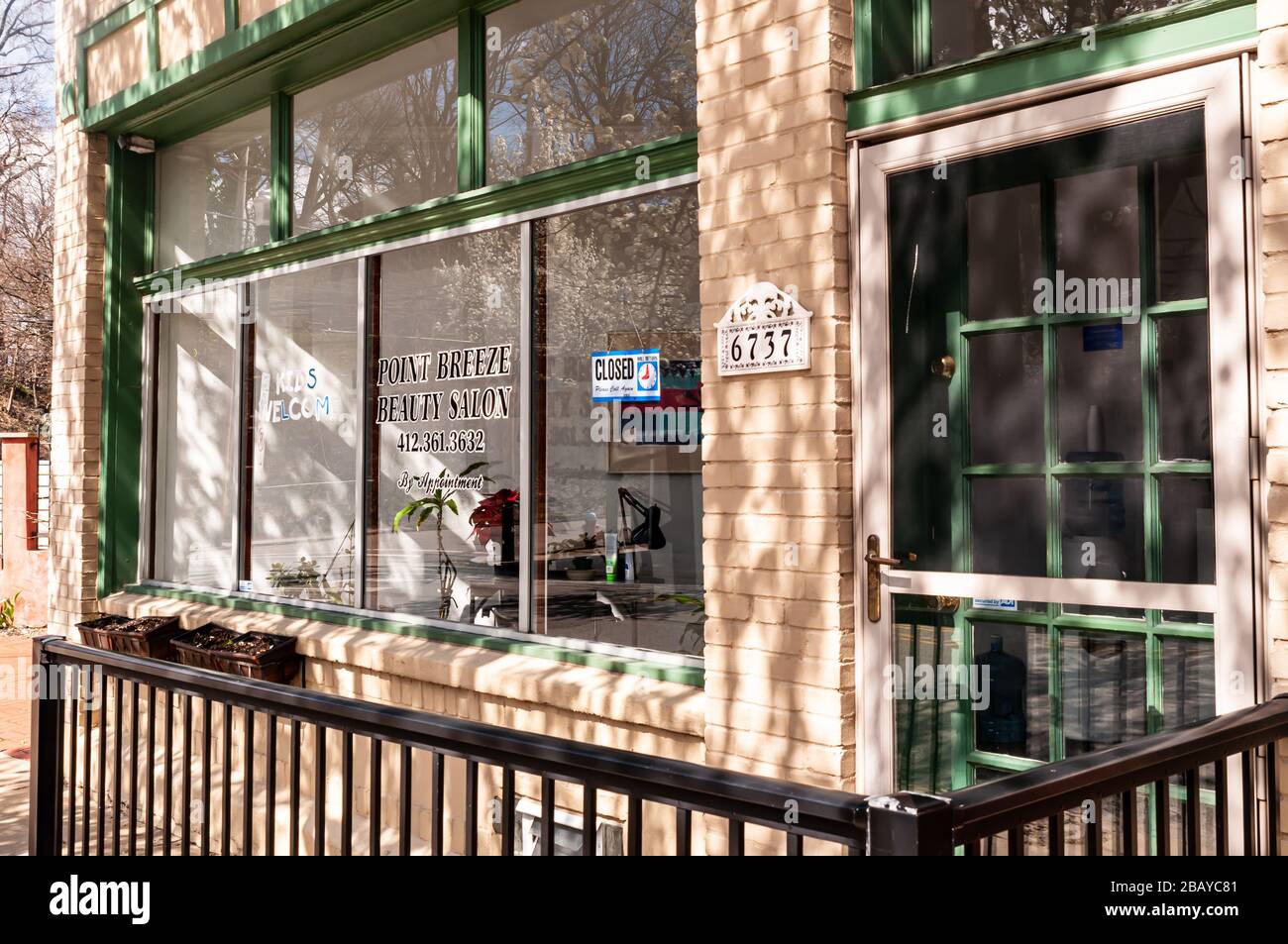 Ombre da alberi sul Point Breeze Beauty Salon nel quartiere di Point Breeze della città, Pittsburgh, Pennsylvania, Stati Uniti Foto Stock