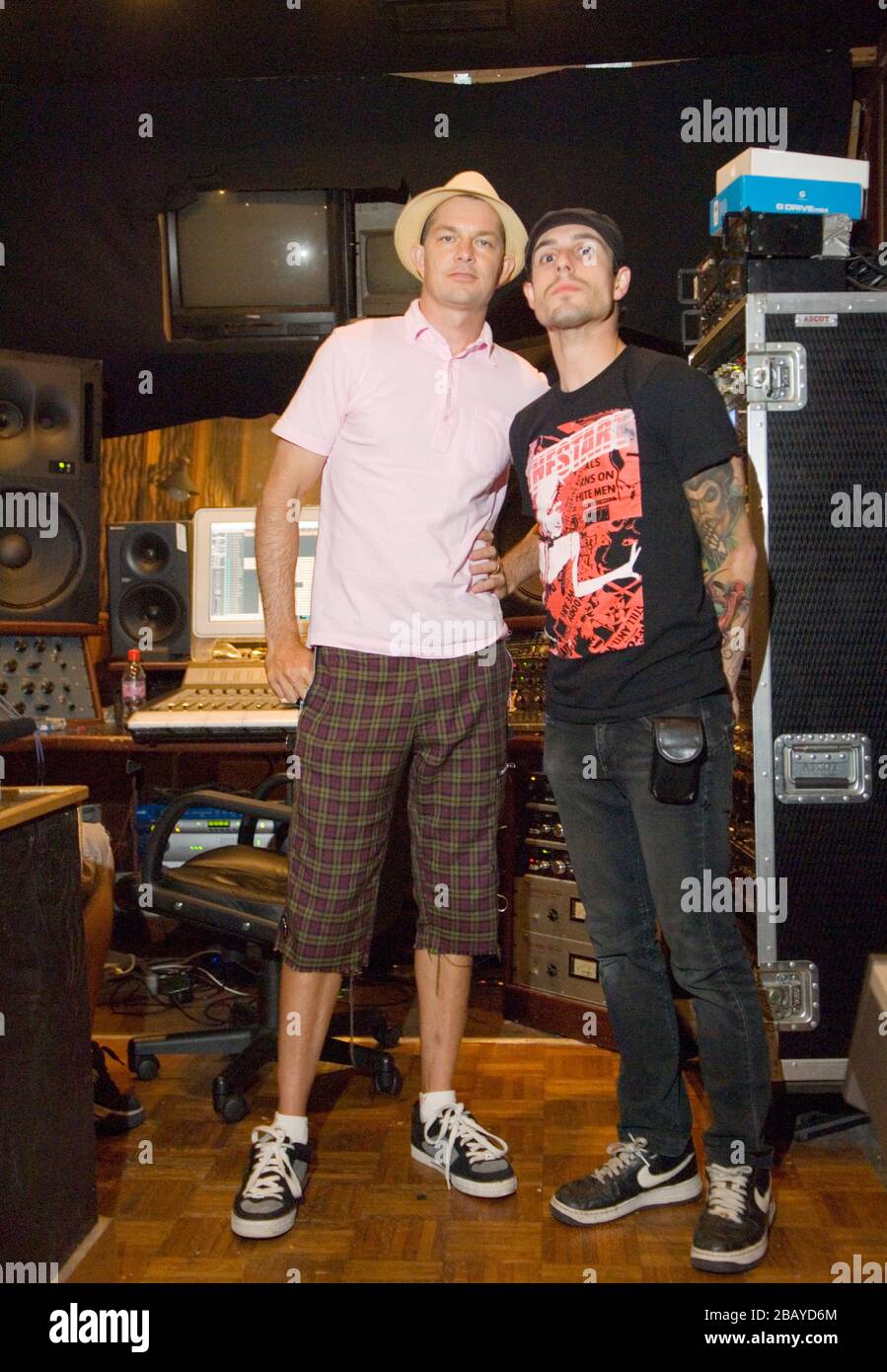 Adrian Young di senza dubbio, Frank Zummo di Street Drum Corps a Lethal dose Recordings a Los Angeles lavorando sul loro CD 2nd 'We are Machines' Foto Stock