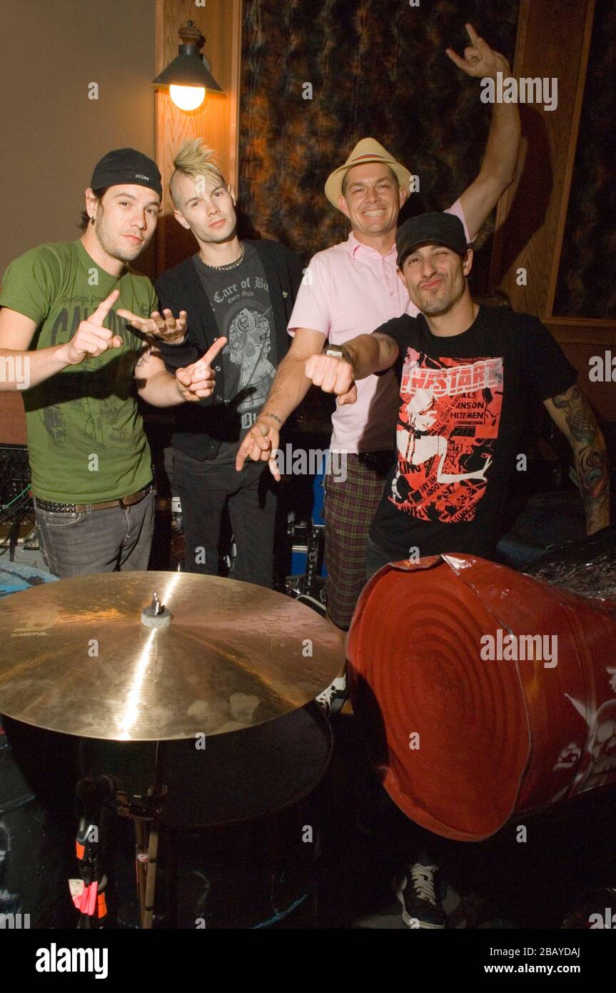 (L-R) Adam Alt, Bobby Alt, Adrian Young e Frank Zummo di Street Drum Corps a Lethal dose Recordings a Los Angeles lavorando sul loro CD 2nd 'We are Machines' Foto Stock