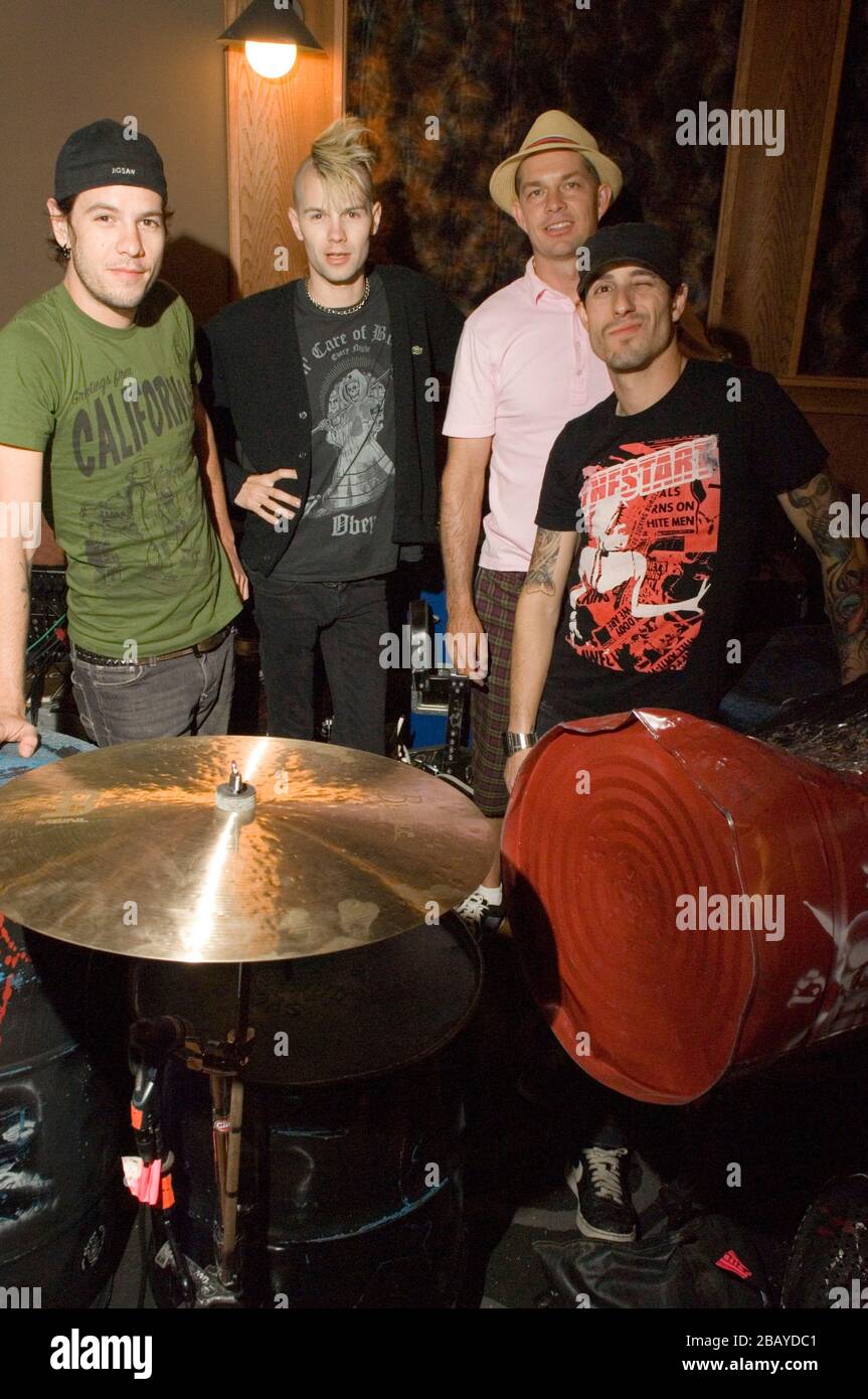 (L-R) Adam Alt, Bobby Alt, Adrian Young e Frank Zummo di Street Drum Corps a Lethal dose Recordings a Los Angeles lavorando sul loro CD 2nd 'We are Machines' Foto Stock