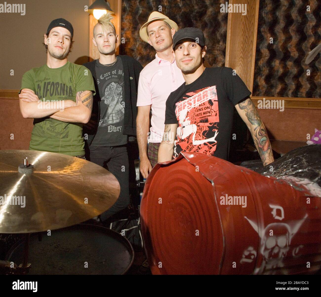 (L-R) Adam Alt, Bobby Alt, Adrian Young e Frank Zummo di Street Drum Corps a Lethal dose Recordings a Los Angeles lavorando sul loro CD 2nd 'We are Machines' Foto Stock