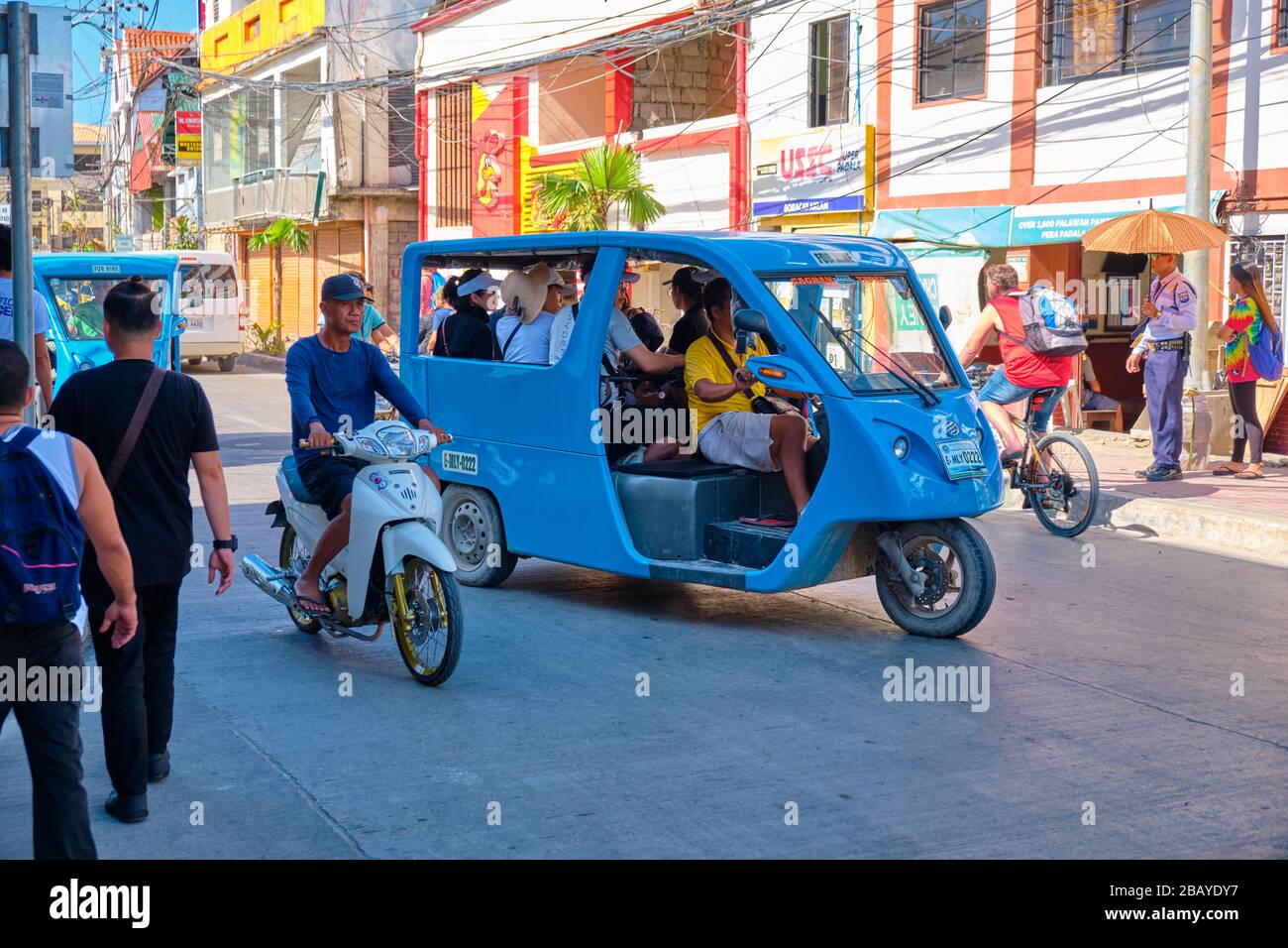 Boracay, Filippine - 22 gennaio 2020: Trasporto pubblico sull'isola di Boracay. Il triciclo trasporta i passeggeri. Foto Stock