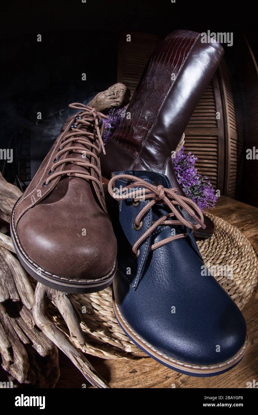 Ancora vita con scarpe e diversi accessori Foto Stock