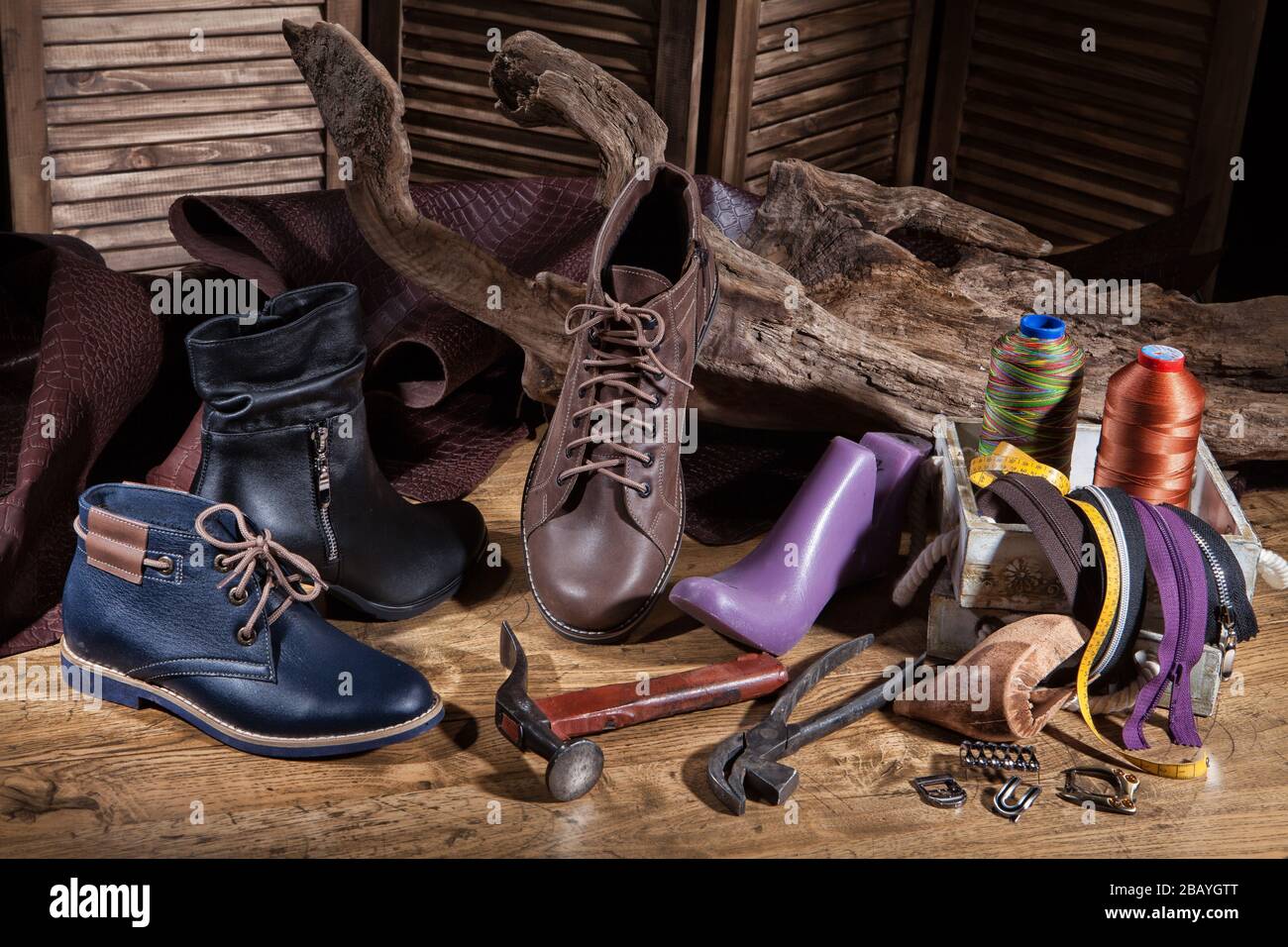 Ancora vita con scarpe e diversi accessori Foto Stock