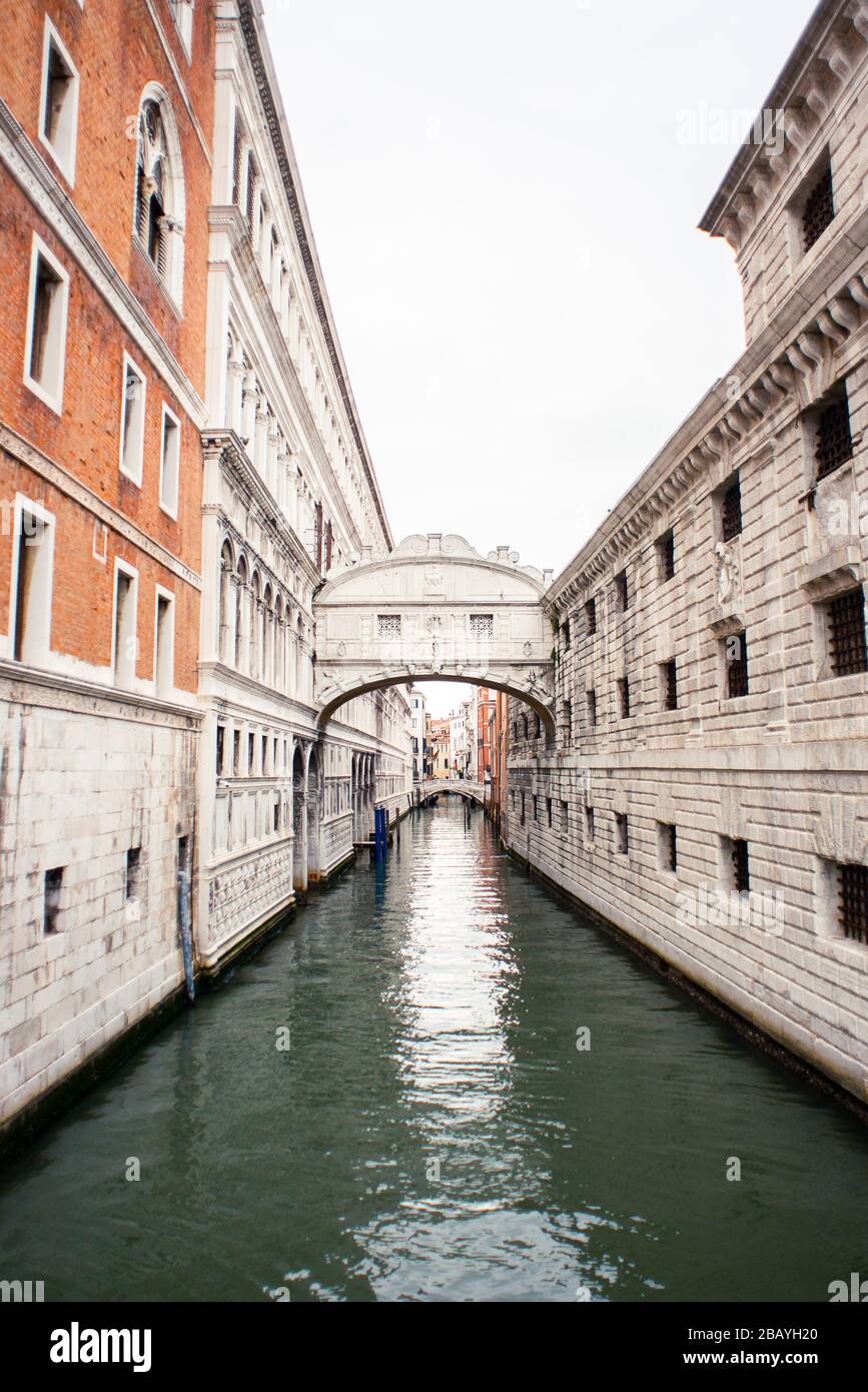 Ponte dei Sospiri a Venezia e Rio de Palazzo Canal. Italia. Cielo nuvoloso. Tempo piovoso. Foto Stock