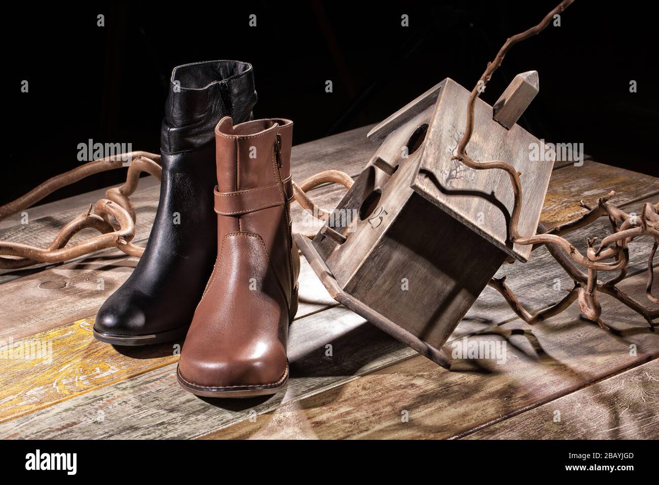 Diversi tipi di scarpe su una scrivania in legno Foto Stock