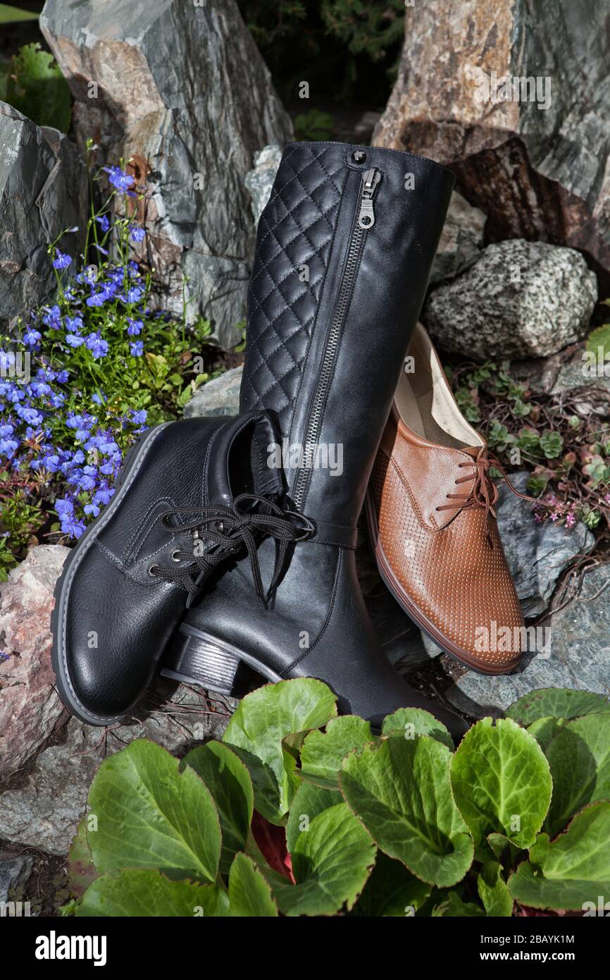 Diversi tipi di scarpe su sfondo naturale Foto Stock
