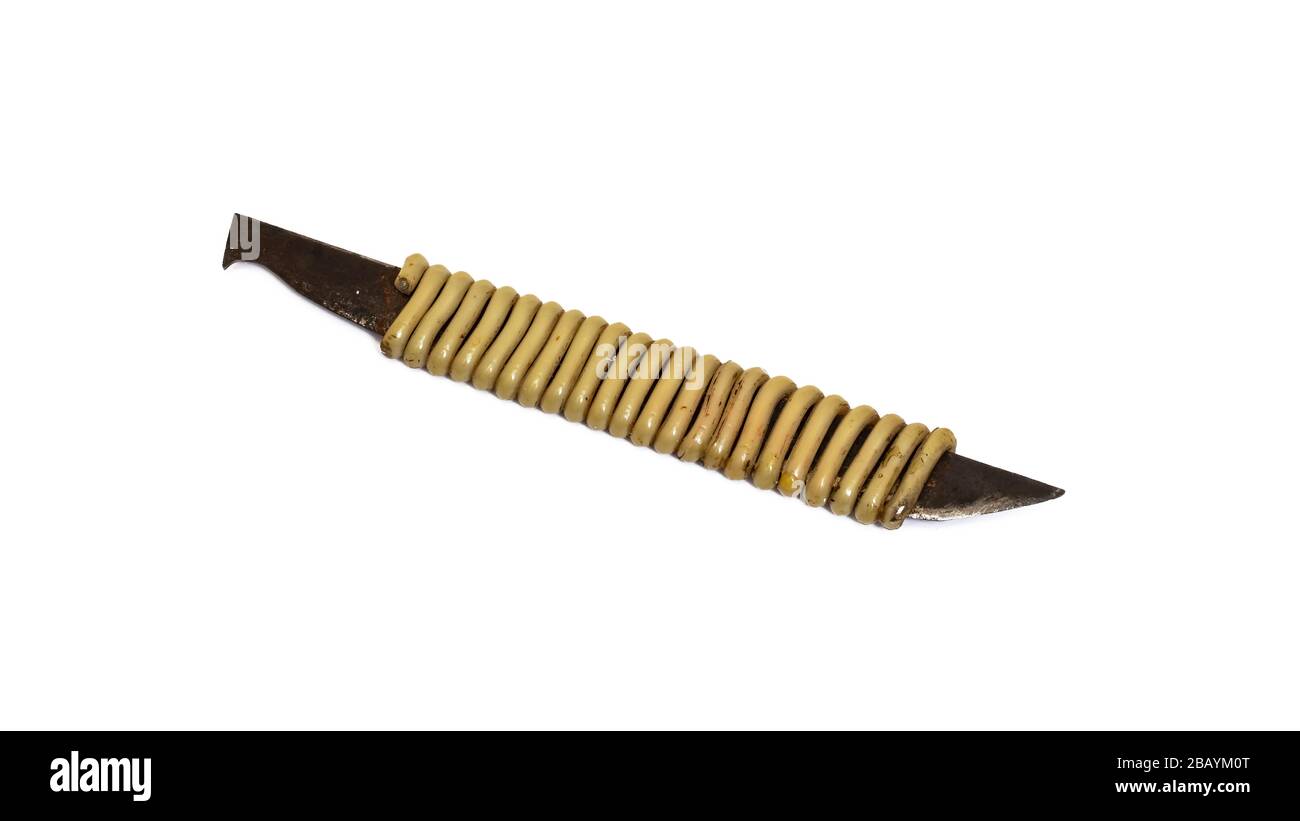 Vecchio coltello arrugginito isolato su sfondo bianco Foto Stock